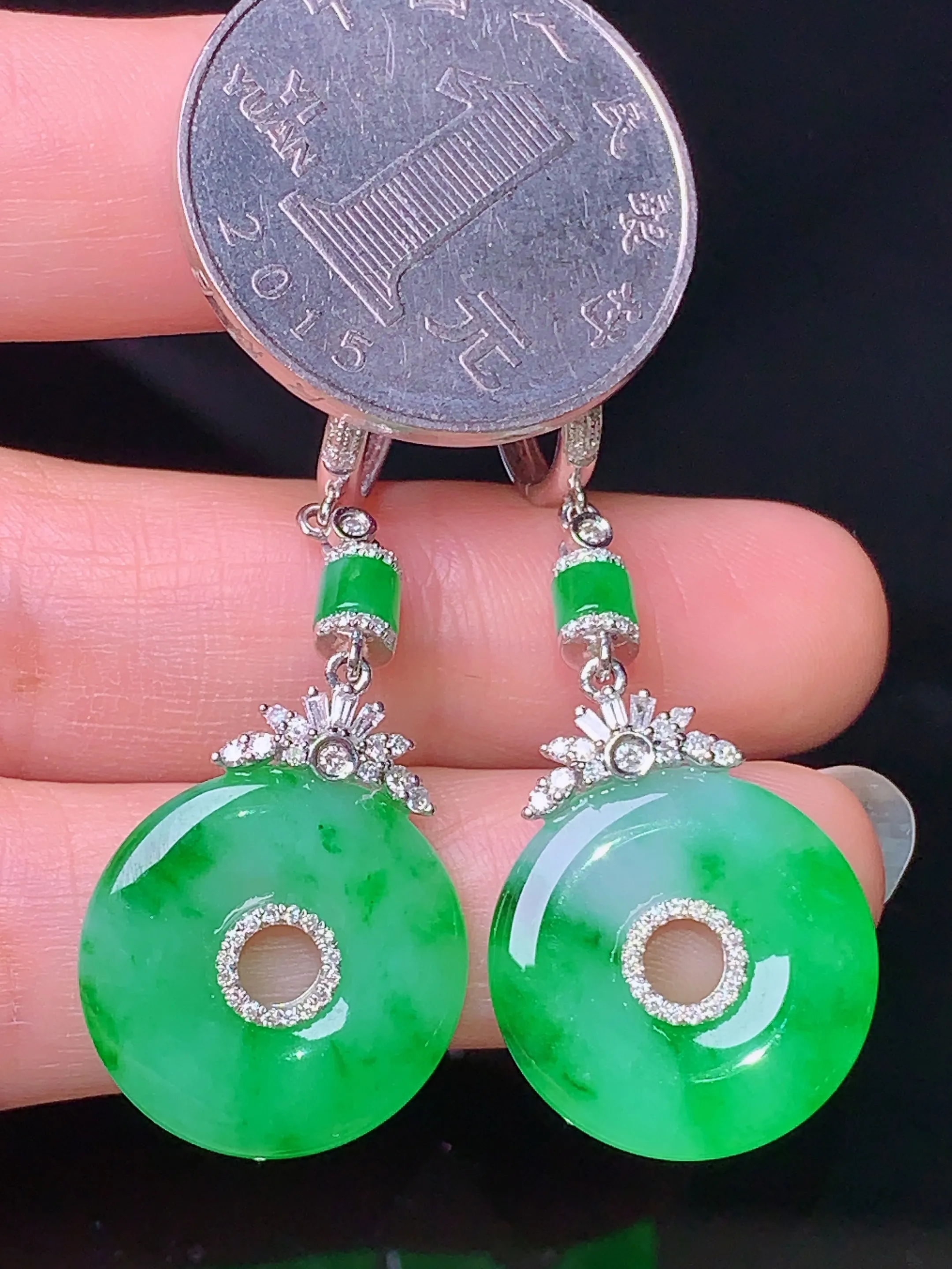 18k金钻镶嵌翠绿平安扣吊坠 玉质细腻 色泽清新艳丽 整体尺寸46.3*17.3*3