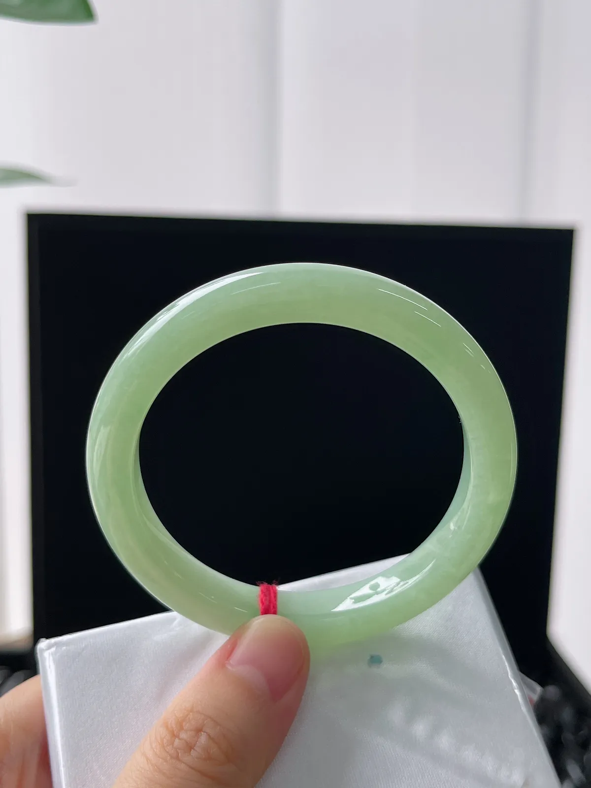 正圈52圈口，翡翠冰糯种浅绿色手镯