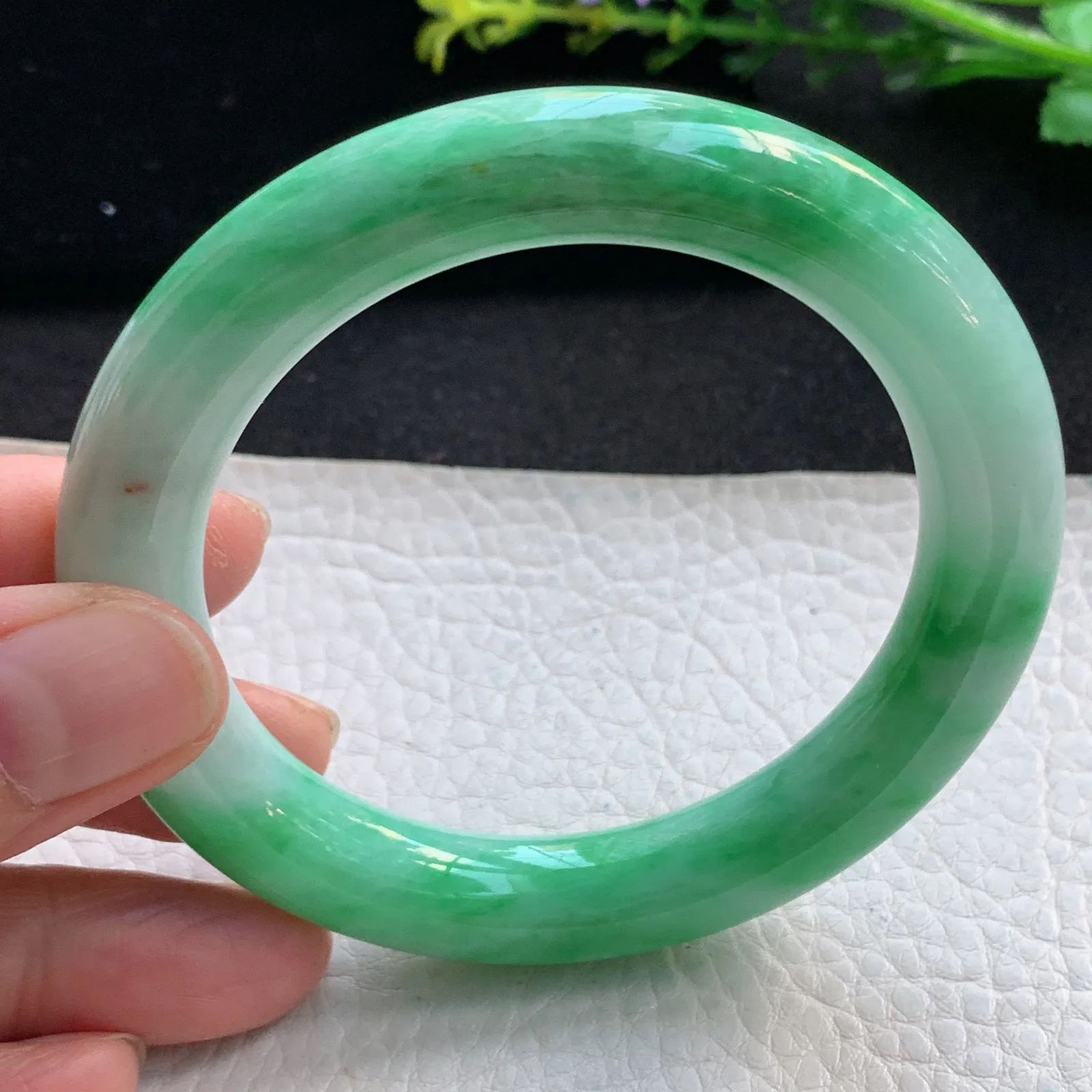 ss自然光56*10.8美人镯 缅甸翡翠a货辣绿圆条玉手镯 玉手环