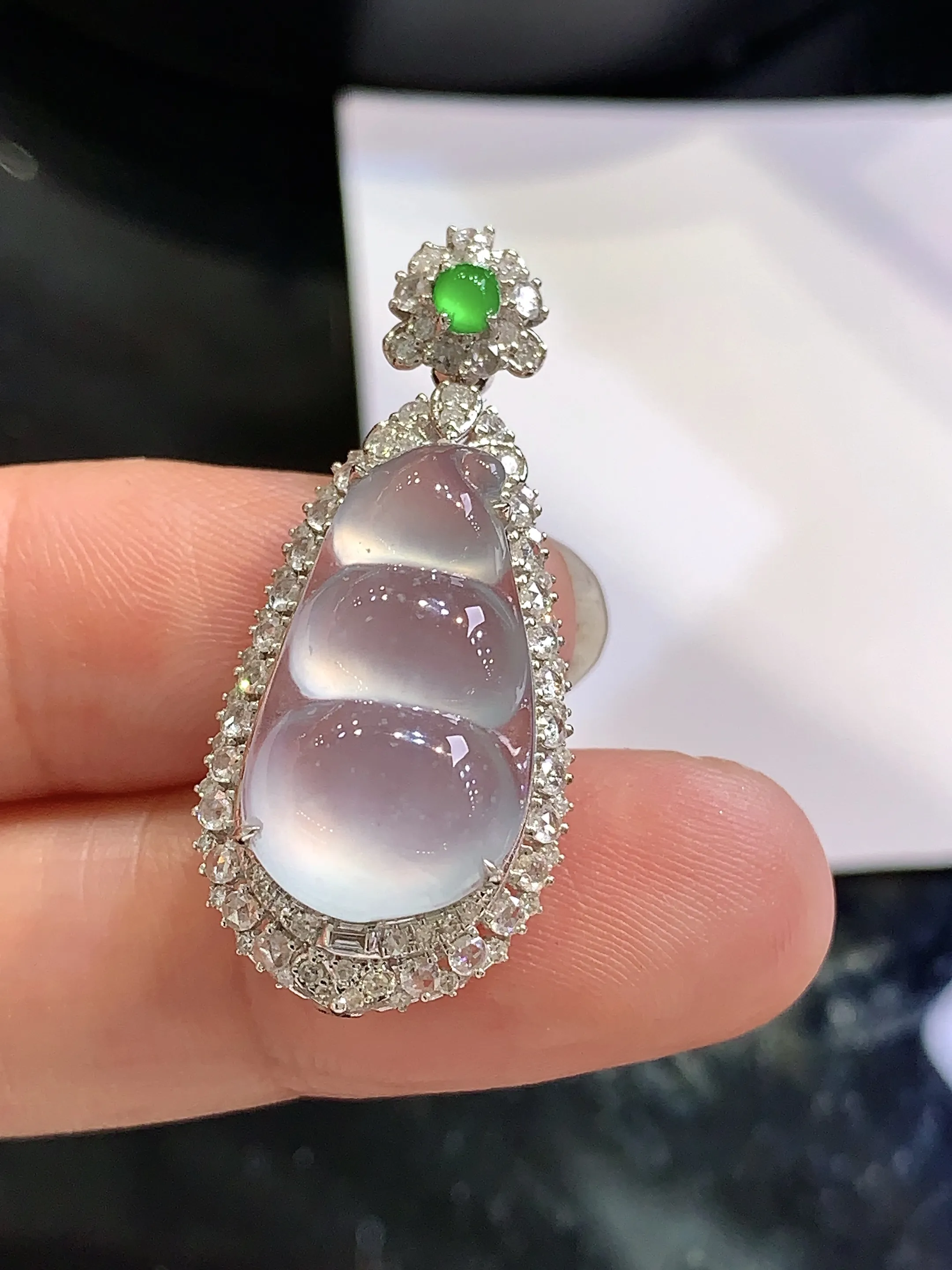 18k金钻镶嵌冰种四季豆吊坠 玉质细腻 色泽清新艳丽 整体尺寸33.5*14.8*9.7