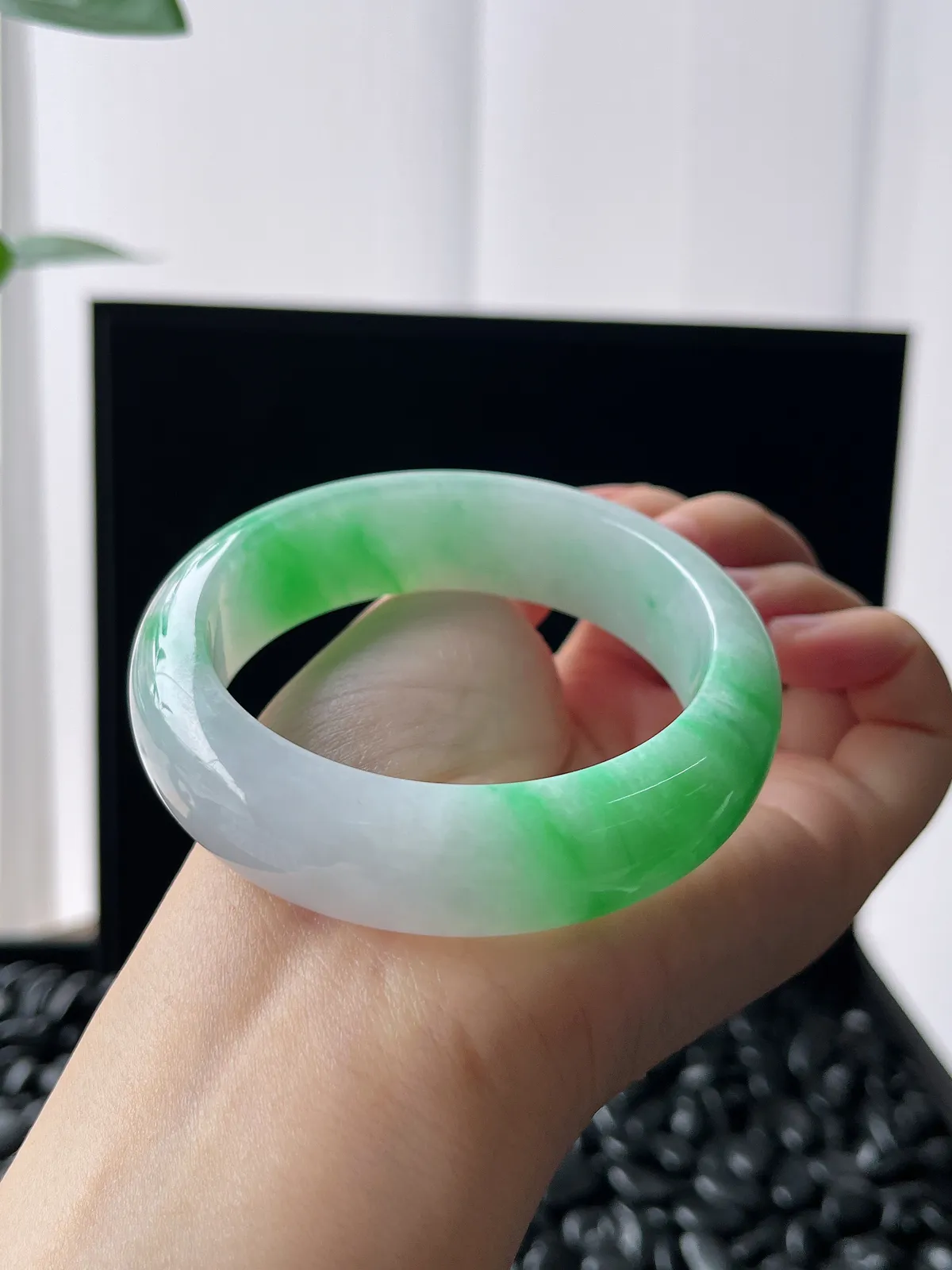 正圈56圈口，翡翠糯化种飘绿手镯