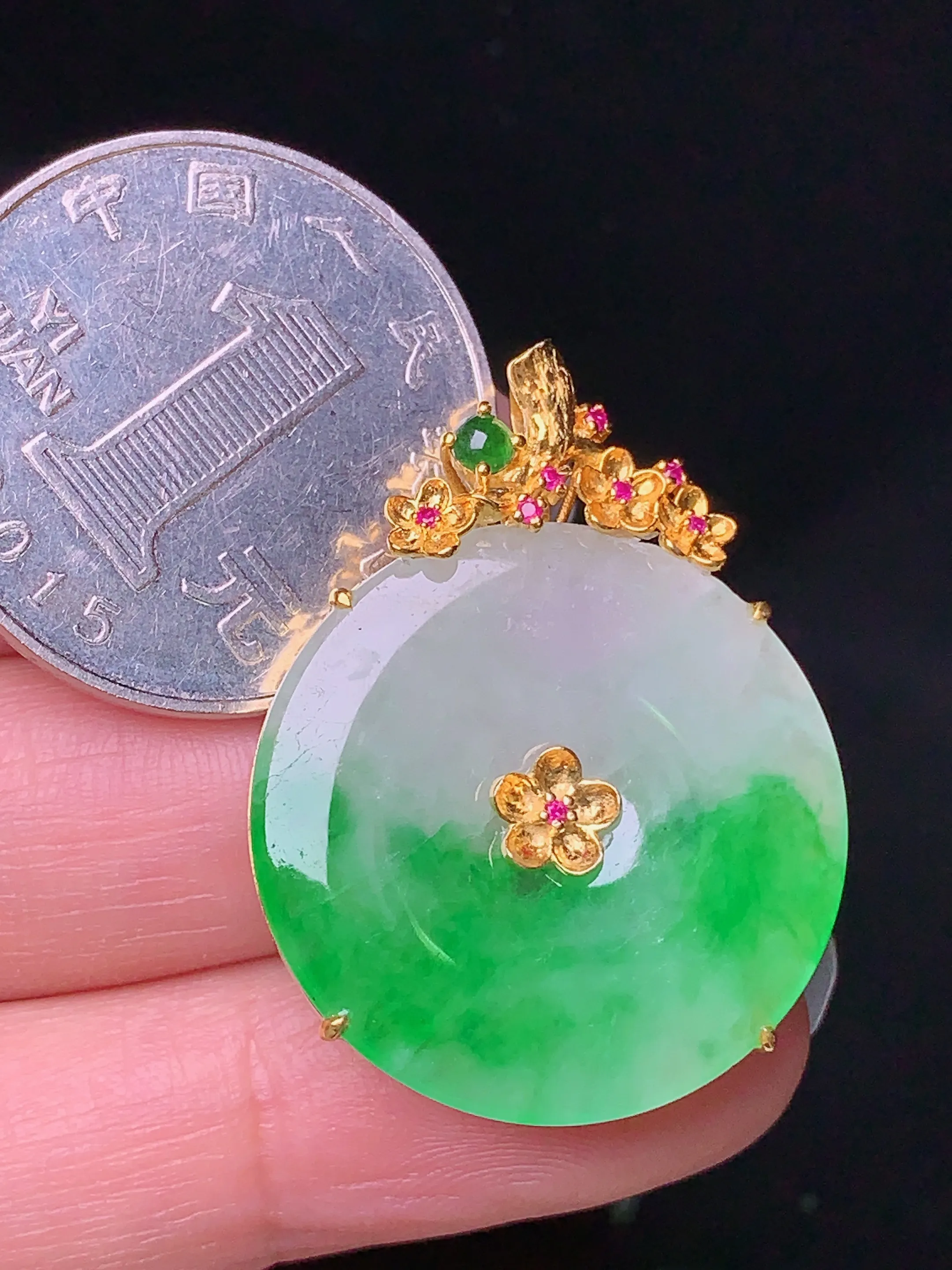 18k金镶嵌翠绿平安扣吊坠 玉质细腻 色泽清新艳丽 裸石尺寸31.8*24.5*2.5