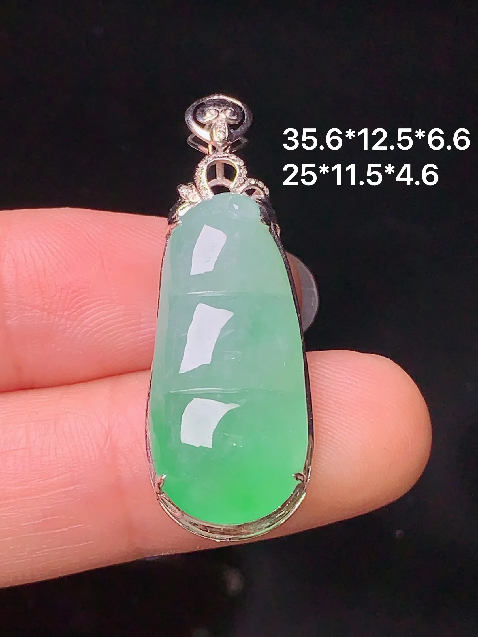 18k金钻镶嵌翠绿四季豆吊坠 玉质细腻 色泽清新艳丽 整体尺寸35.6*12.5*6.6