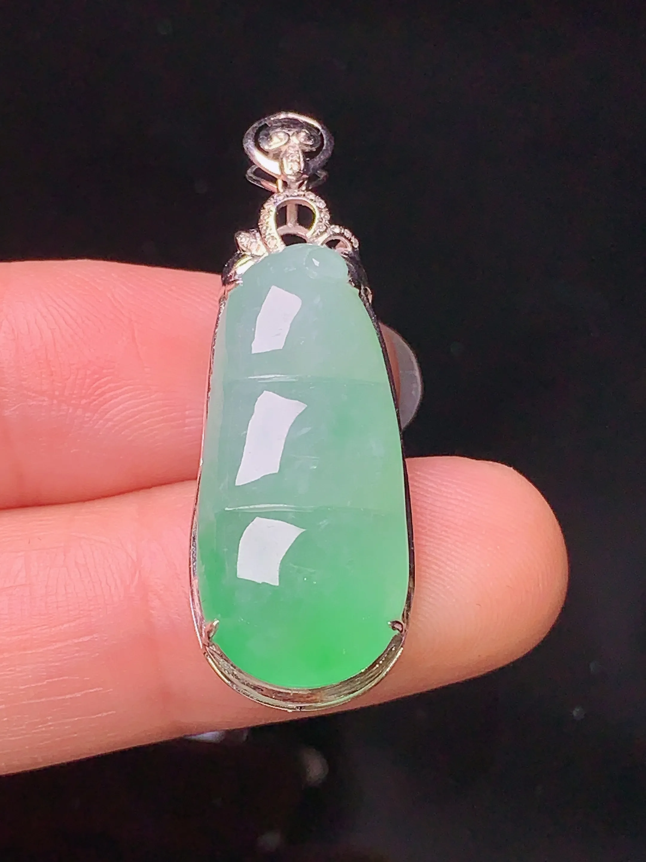 18k金钻镶嵌翠绿四季豆吊坠 玉质细腻 色泽清新艳丽 整体尺寸35.6*12.5*6.6