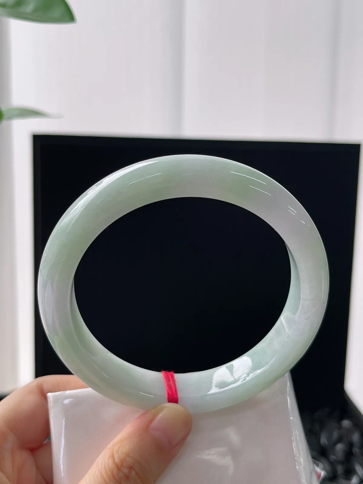 正圈64.8圈口，翡翠糯化种浅绿色手镯