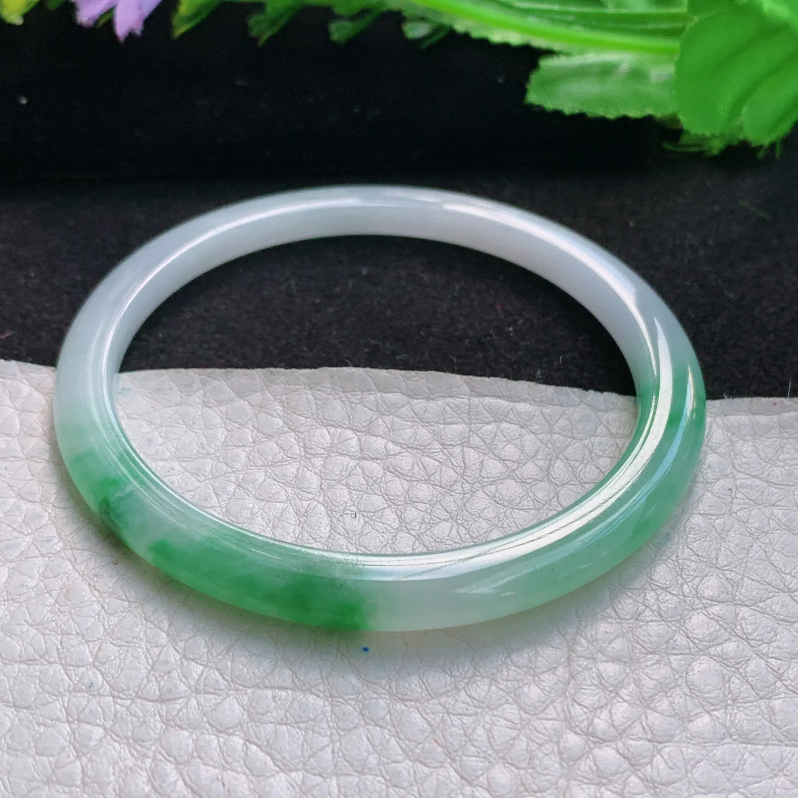 jl自然光54.5*5.3*6.4美人镯 缅甸翡翠a货精美辣绿圆条玉手镯 叮当镯