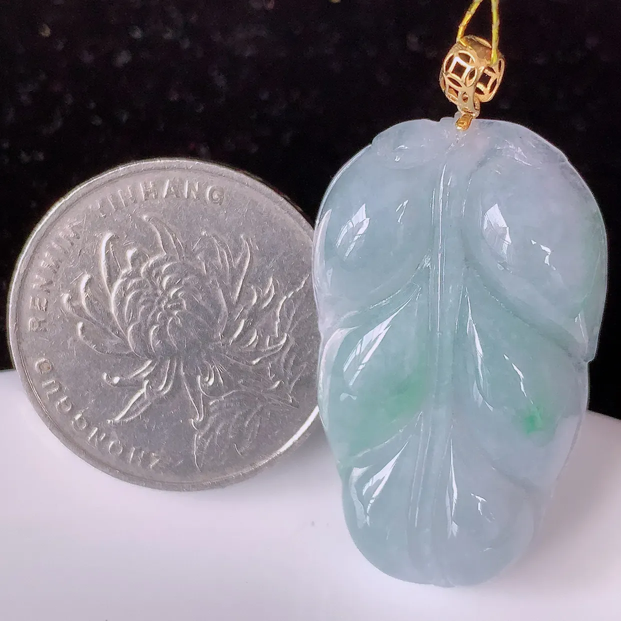 18K金镶嵌冰春带彩翡翠叶子吊坠 ，种水足，色泽清新，工艺精湛，叶子寓意美好；金枝玉叶，事业5.18有成。#