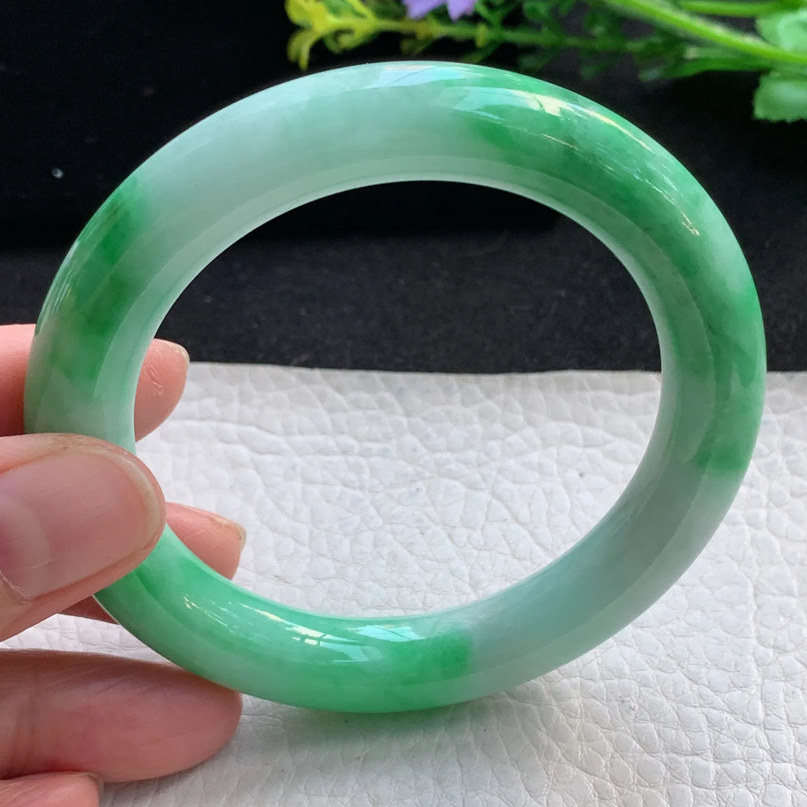 ss自然光56*10.8美人镯 缅甸翡翠a货辣绿圆条玉手镯 玉手环