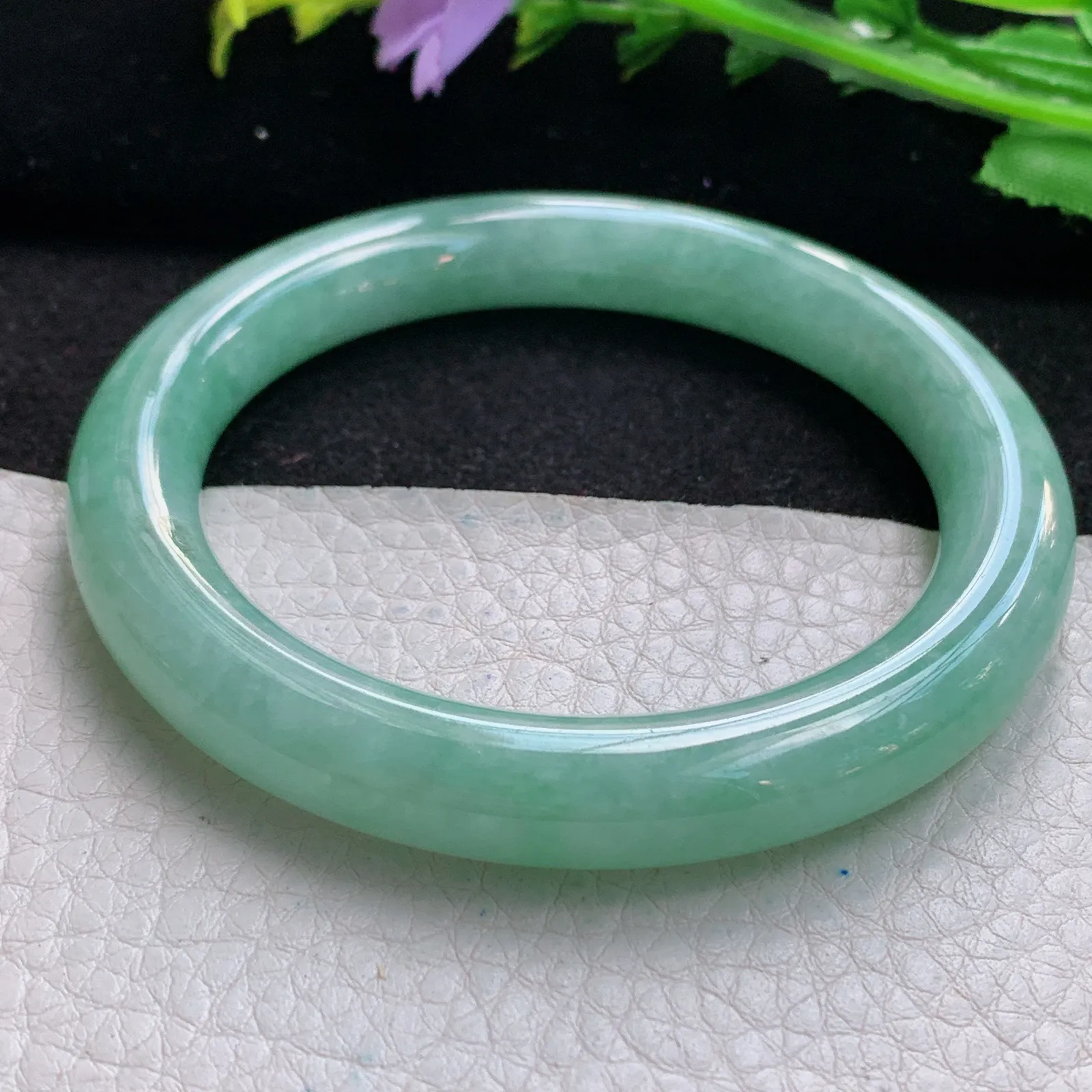 n自然光56*9.6*9.8美人镯 缅甸翡翠a货精美满绿圆条玉手镯 玉手环