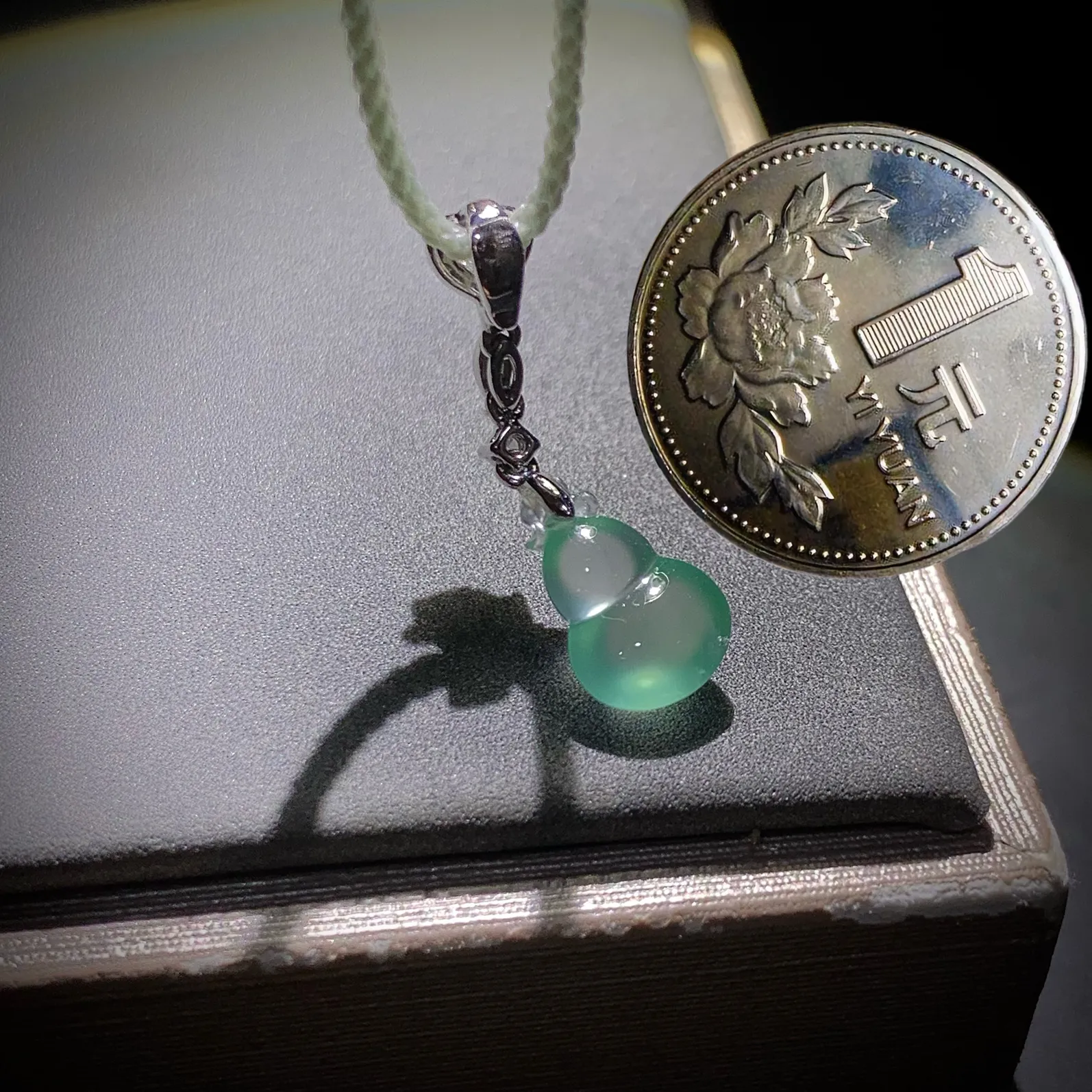 高质量翡翠葫芦吊坠小滴溜，
24.5-裸石11.5-7.5-4.2mm，
18K金，南非钻，