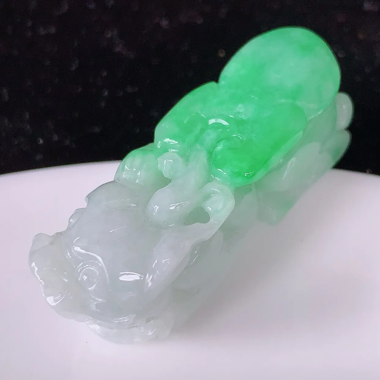 自然光实拍，冰润飘绿招财貔貅吊坠， 民间有“一摸貔貅运程旺盛，再摸貔貅财运滚滚，三摸貔貅平步青云 ”