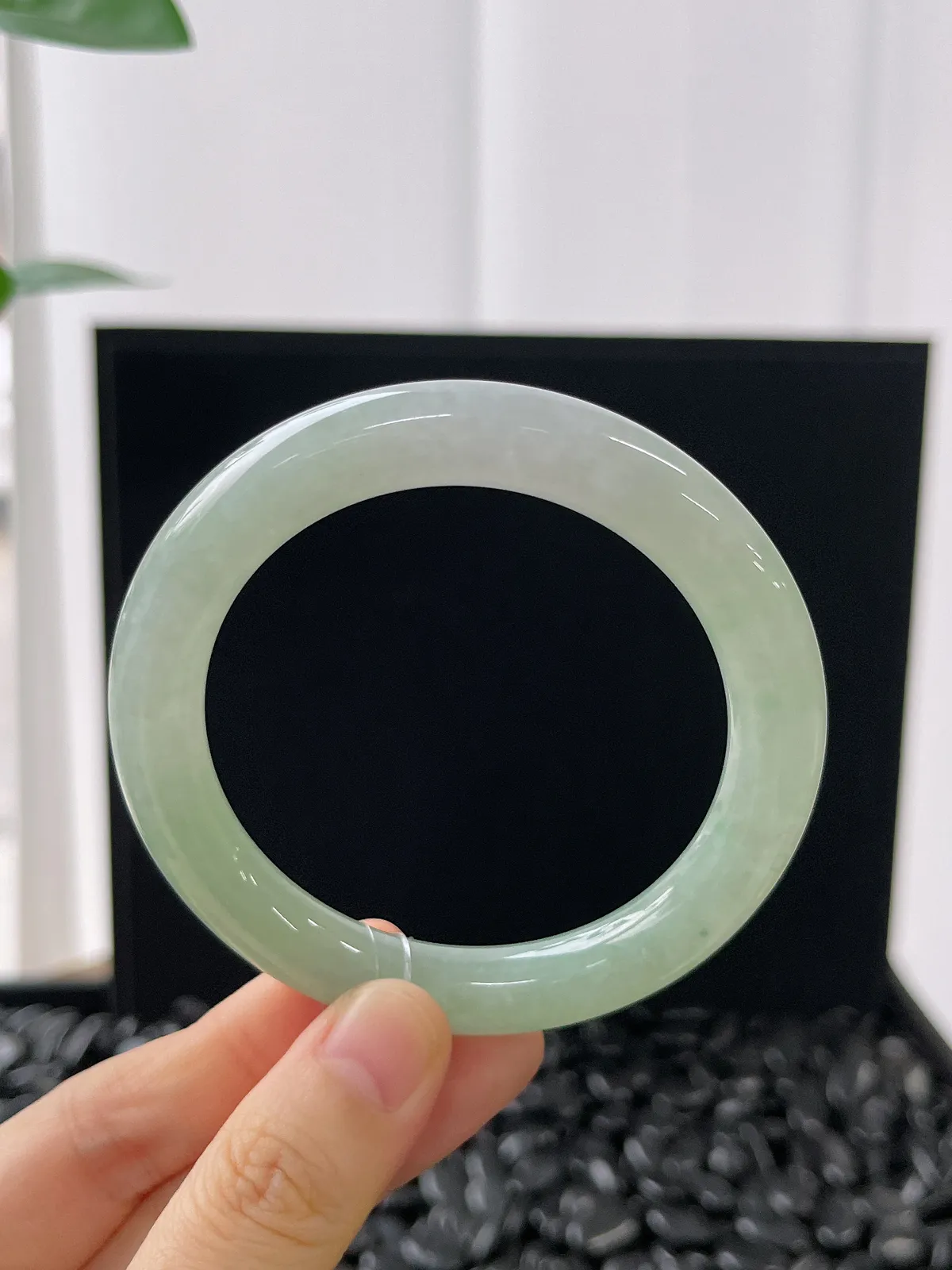 圆镯54.1圈口，翡翠冰糯种淡绿色手镯