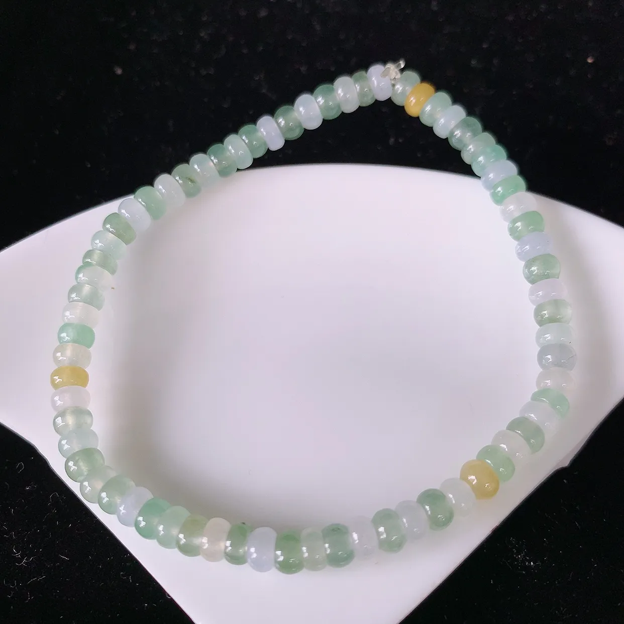 自然光实拍，冰种多宝翡翠手链，多彩翡翠手串，颜色丰富，料子细腻，高档大气，自戴送礼佳品！#41.10取一尺寸4.5mm