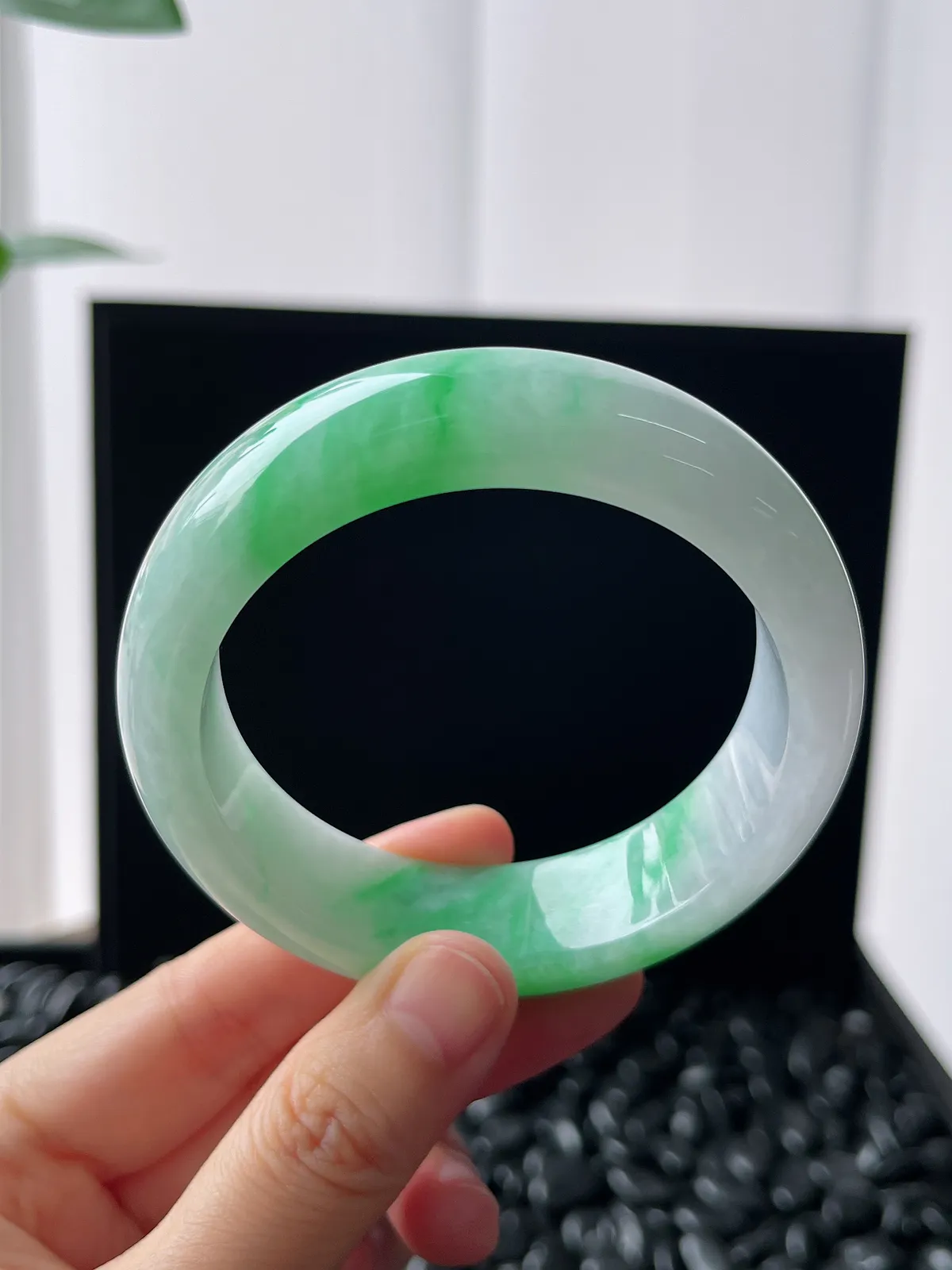 正圈56圈口，翡翠糯化种飘绿手镯