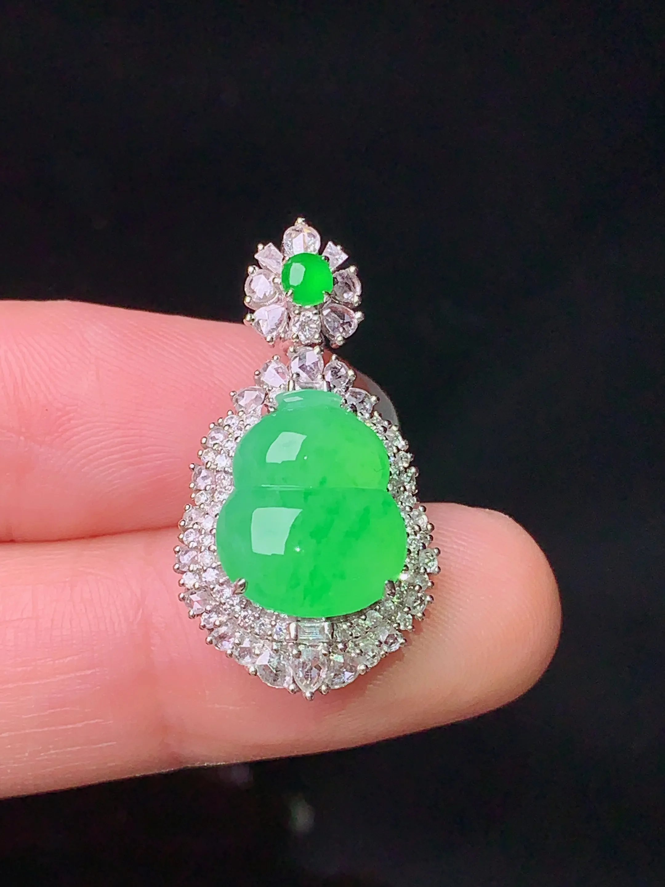 18k金钻镶嵌翠绿葫芦吊坠 玉质细腻 色泽清新艳丽 整体尺寸28*15*10.3