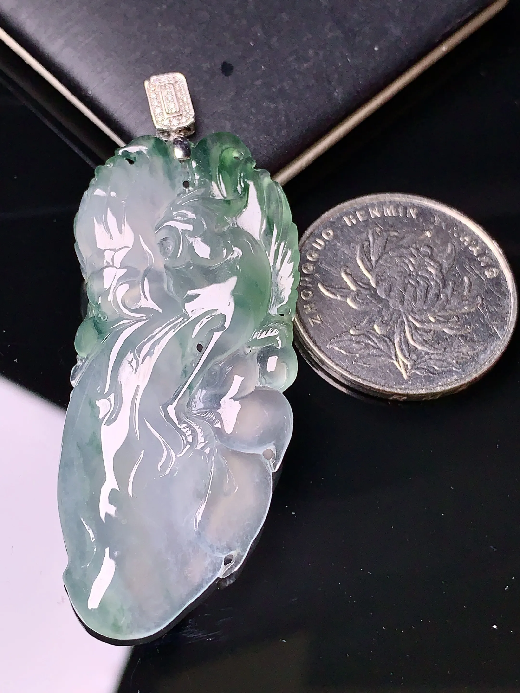 18k金钻镶嵌冰种飘绿凤凰吊坠 玉质细腻 色泽清新艳丽 整体尺寸58.1*22.8*5