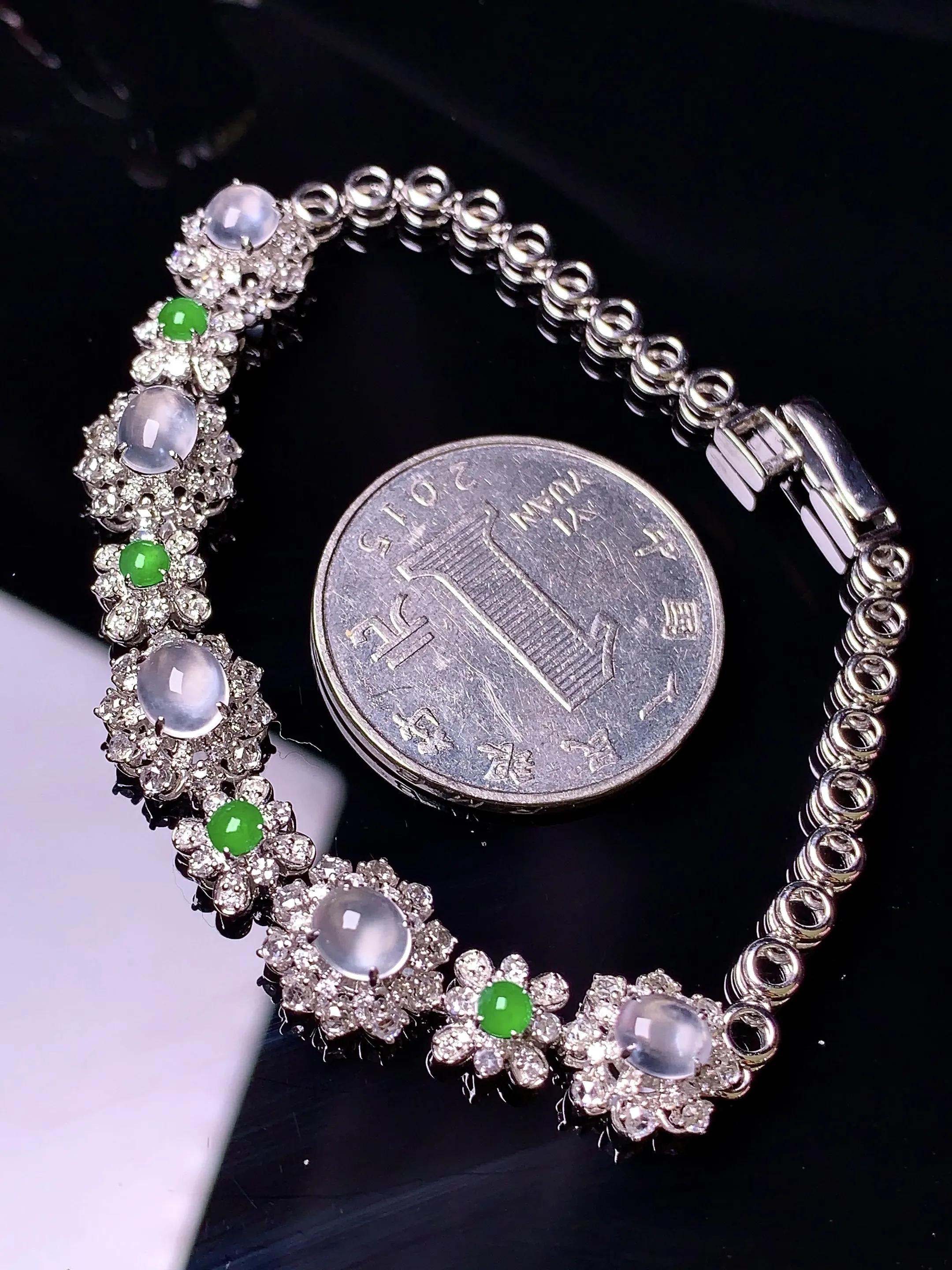 18k金钻镶嵌玻璃种蛋面手链 玉质细腻 色泽清新艳丽 整体尺寸77*9.8*8