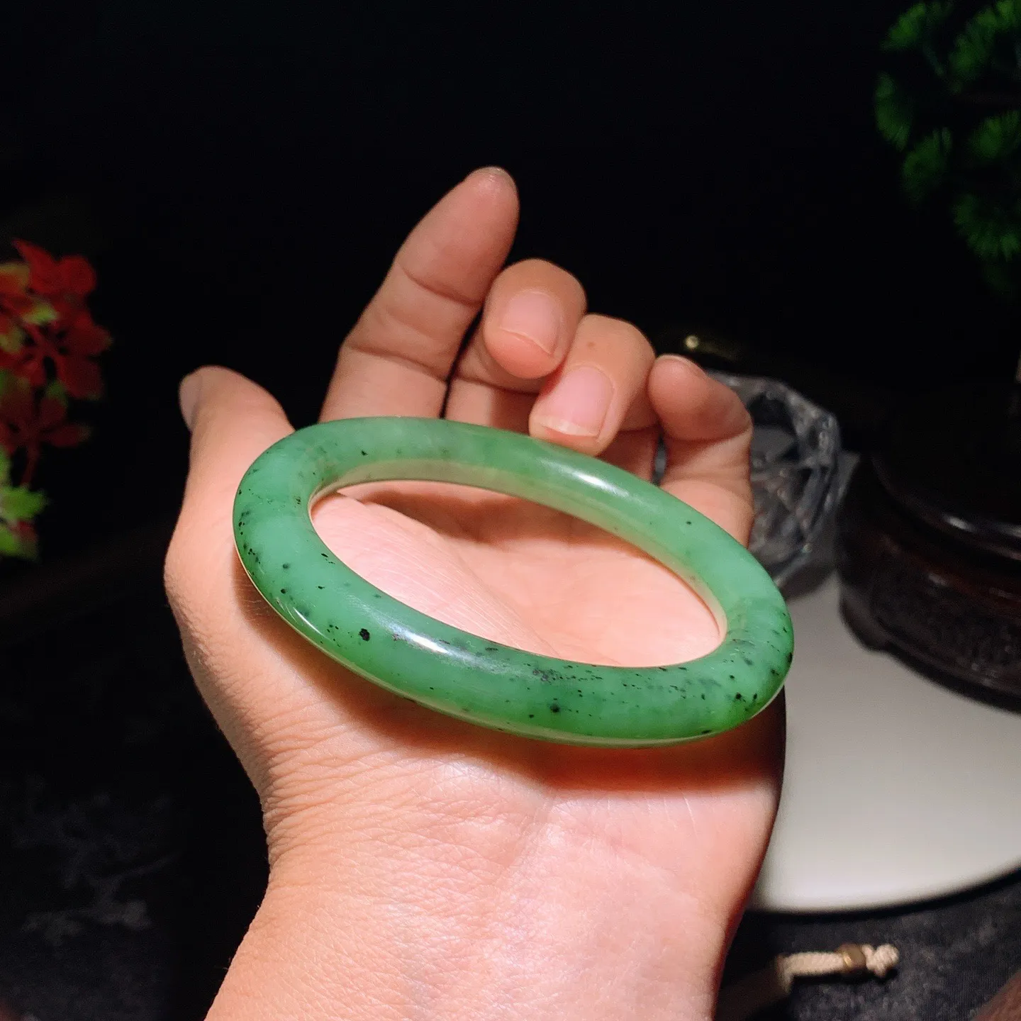 57圈口。和田玉阳绿俄罗斯碧玉圆条手镯。圈口57条宽10厚10重46克。玉质细腻油润。手推出油。佩戴高端典雅。lt251111