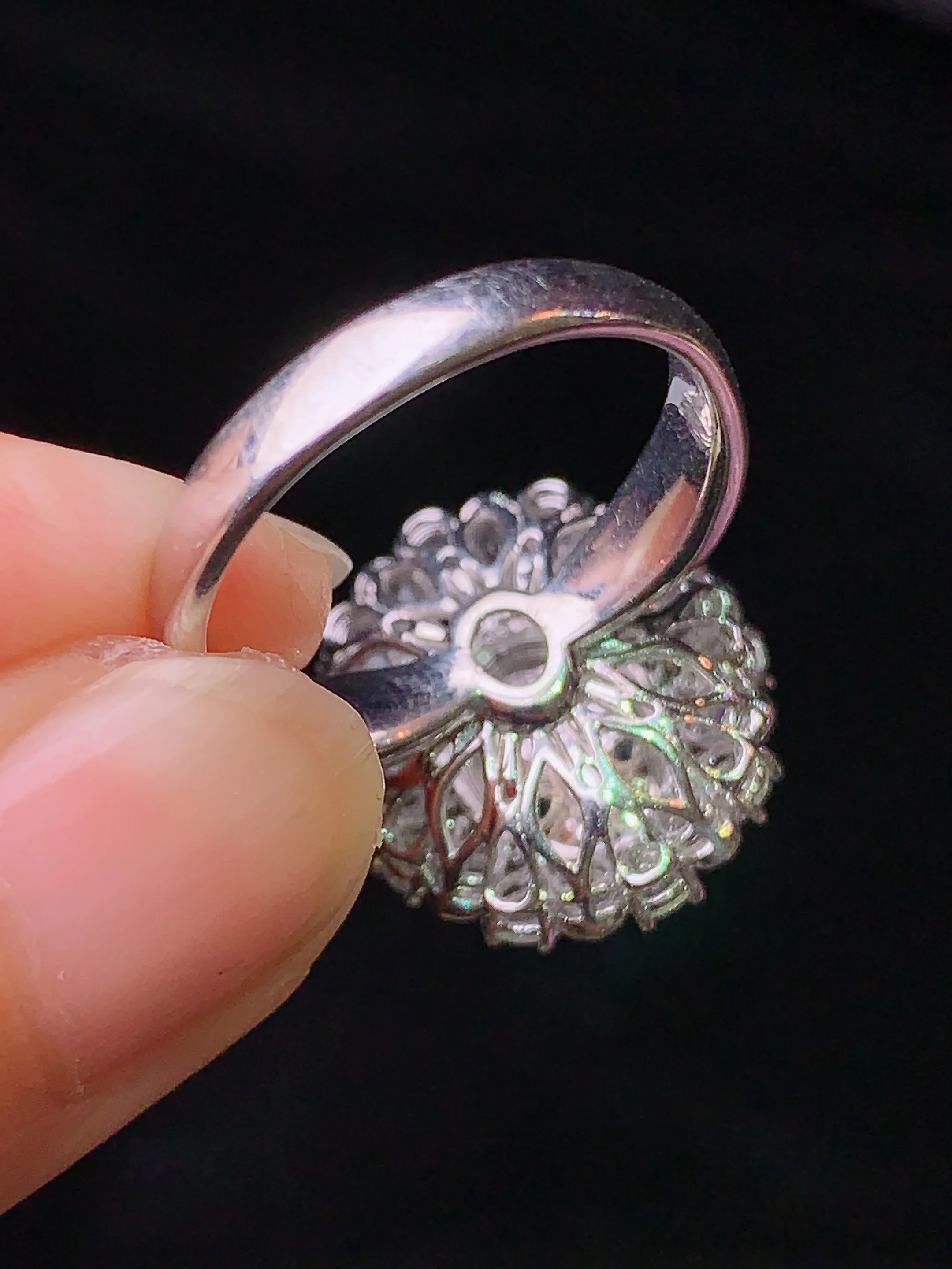 18k金钻镶嵌满绿蛋面戒指 玉质细腻 色泽清新艳丽 圈口14 整体尺寸18.2*16*12.2