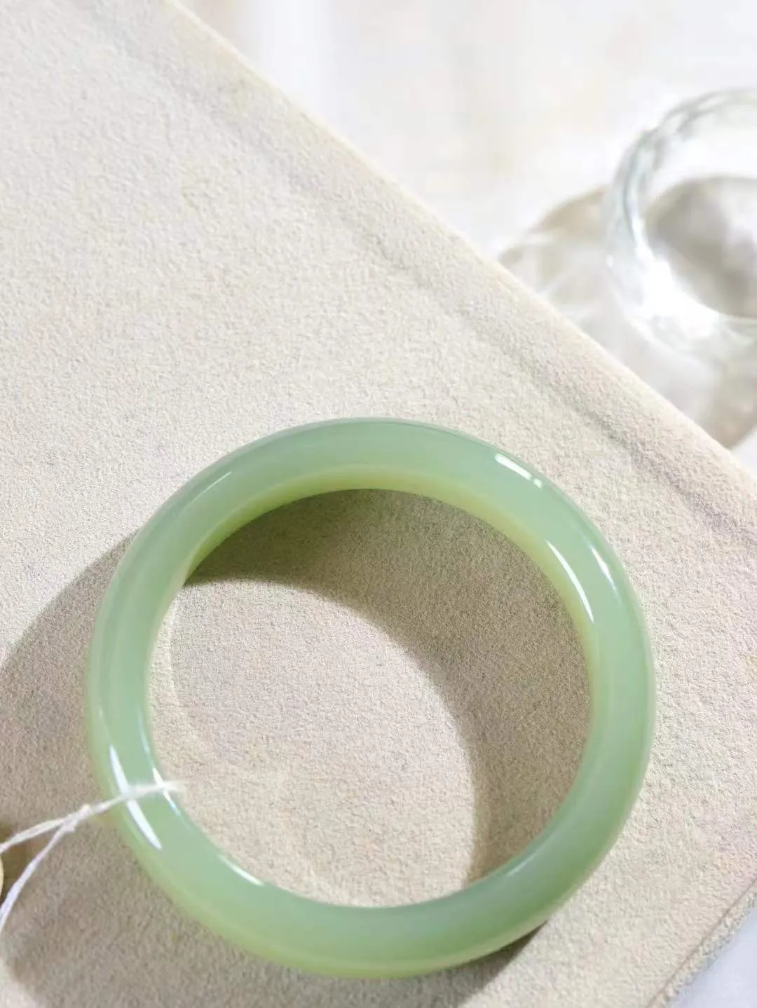 【晴水相伴.镯】

精品和田玉晴水手镯，以其淡雅的晴水色调，成为腕间的一抹亮色。玉质细腻，触感温润，佩戴它，感受玉石的温度与自然的灵性，让每一天都充满诗意与美好。重48.3克  尺寸53.5-12.7-8mm  111141133T