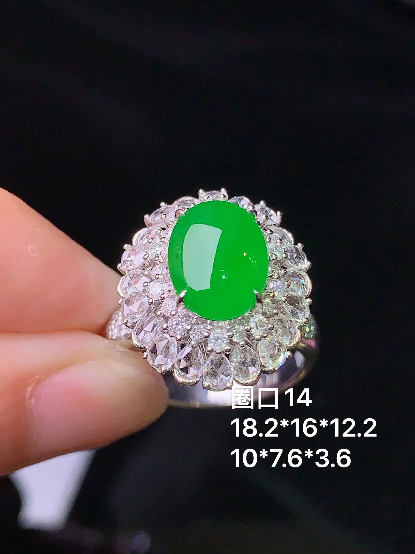 18k金钻镶嵌满绿蛋面戒指 玉质细腻 色泽清新艳丽 圈口14 整体尺寸18.2*16*12.2