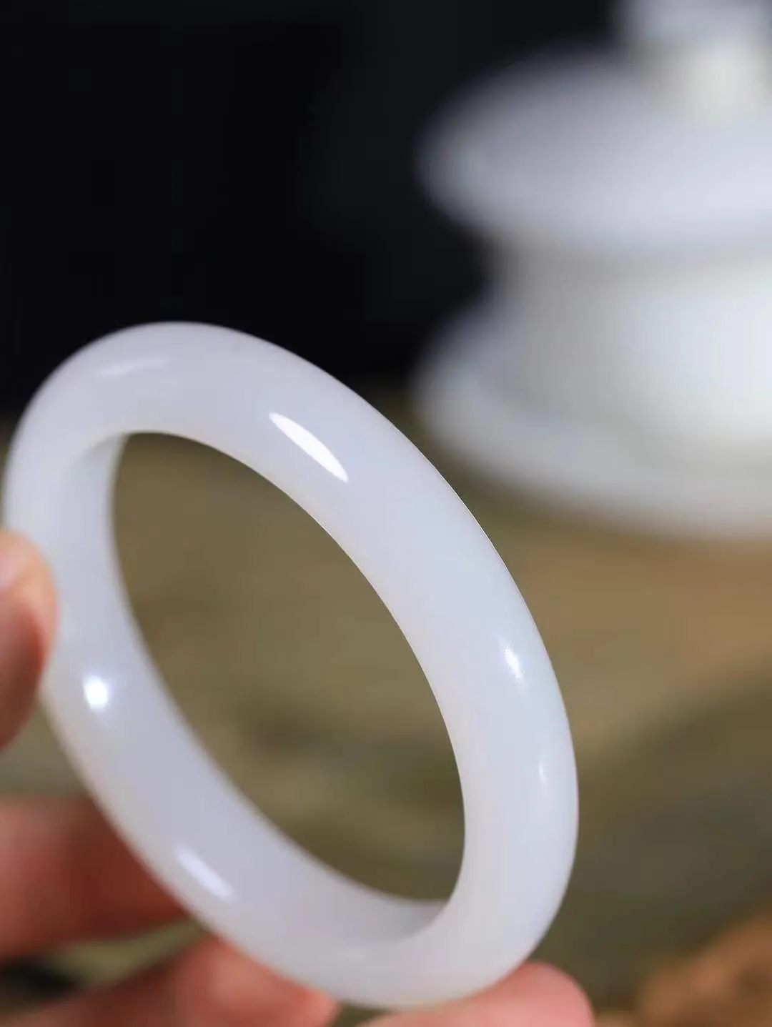 （一见倾心.手镯）

精品和田玉白玉手镯，玉质温润细腻 油性十足 手感舒适，高华雅逸，线条流畅，简约大气，美自天成，素雅高贵。佩戴于腕间，婉约之美，举手投足间透出那低调奢华。重56.4克 尺寸57-12.2-9.2mm161151230T