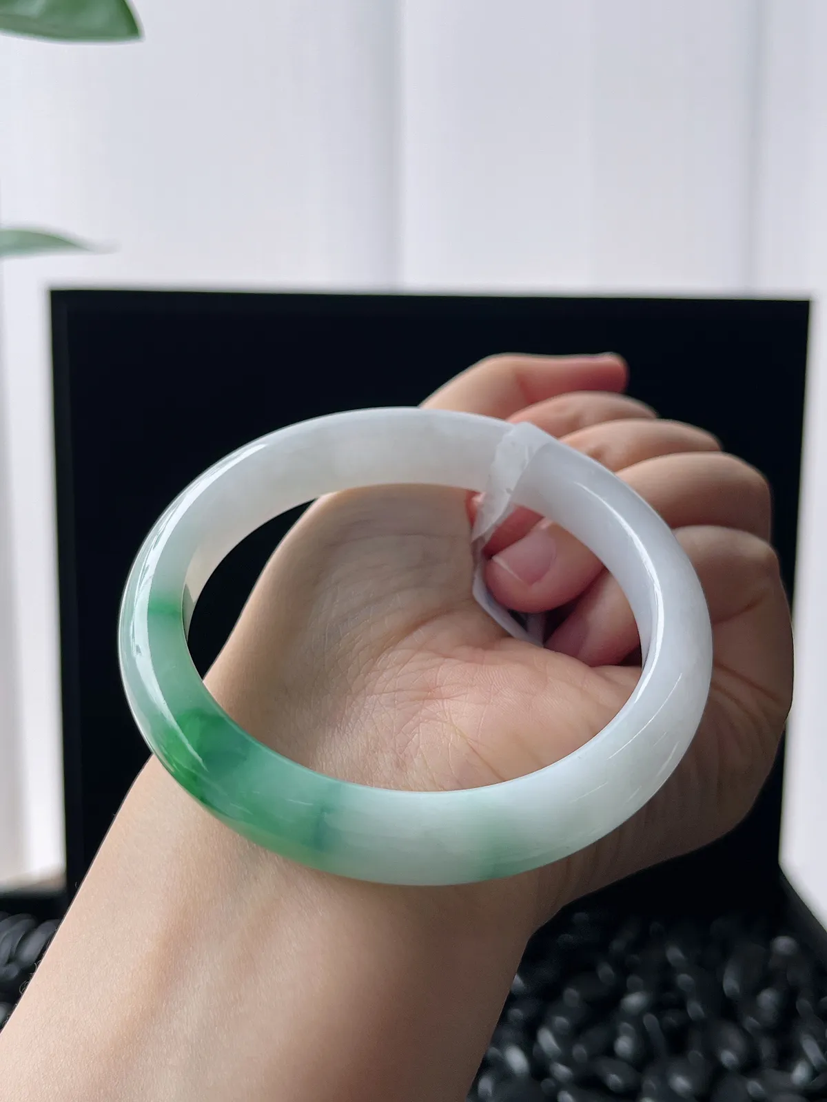 正圈57.5圈口，翡翠糯化种飘绿手镯，白底青