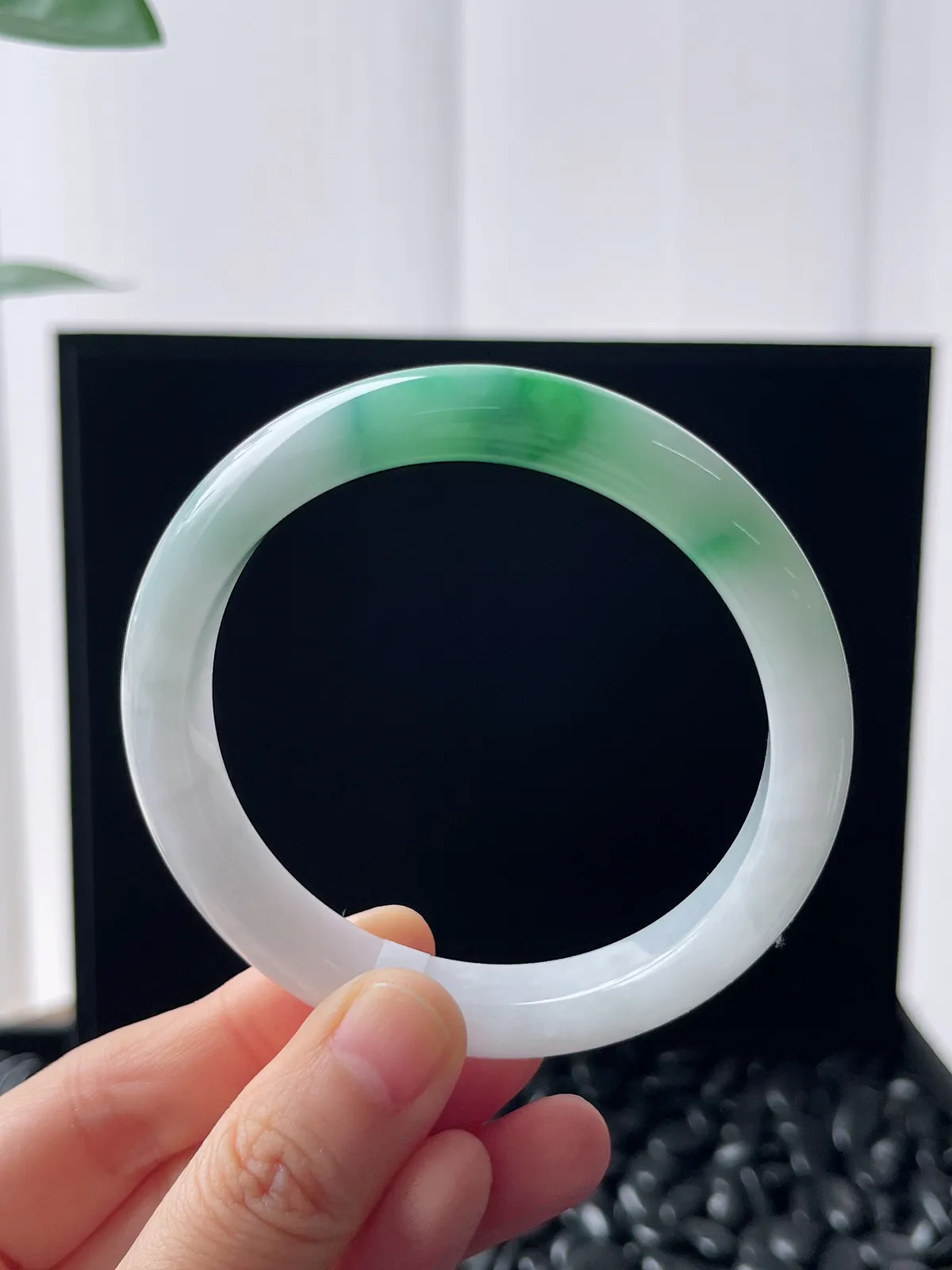 正圈57.5圈口，翡翠糯化种飘绿手镯，白底青