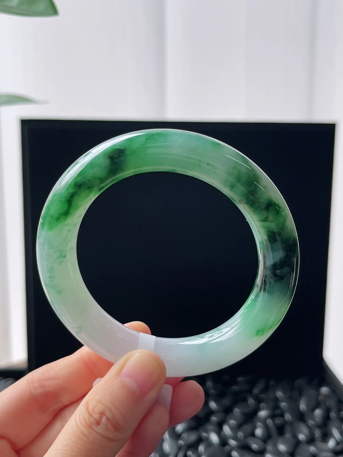 圆镯55.3圈口，翡翠糯化种淡绿色手镯