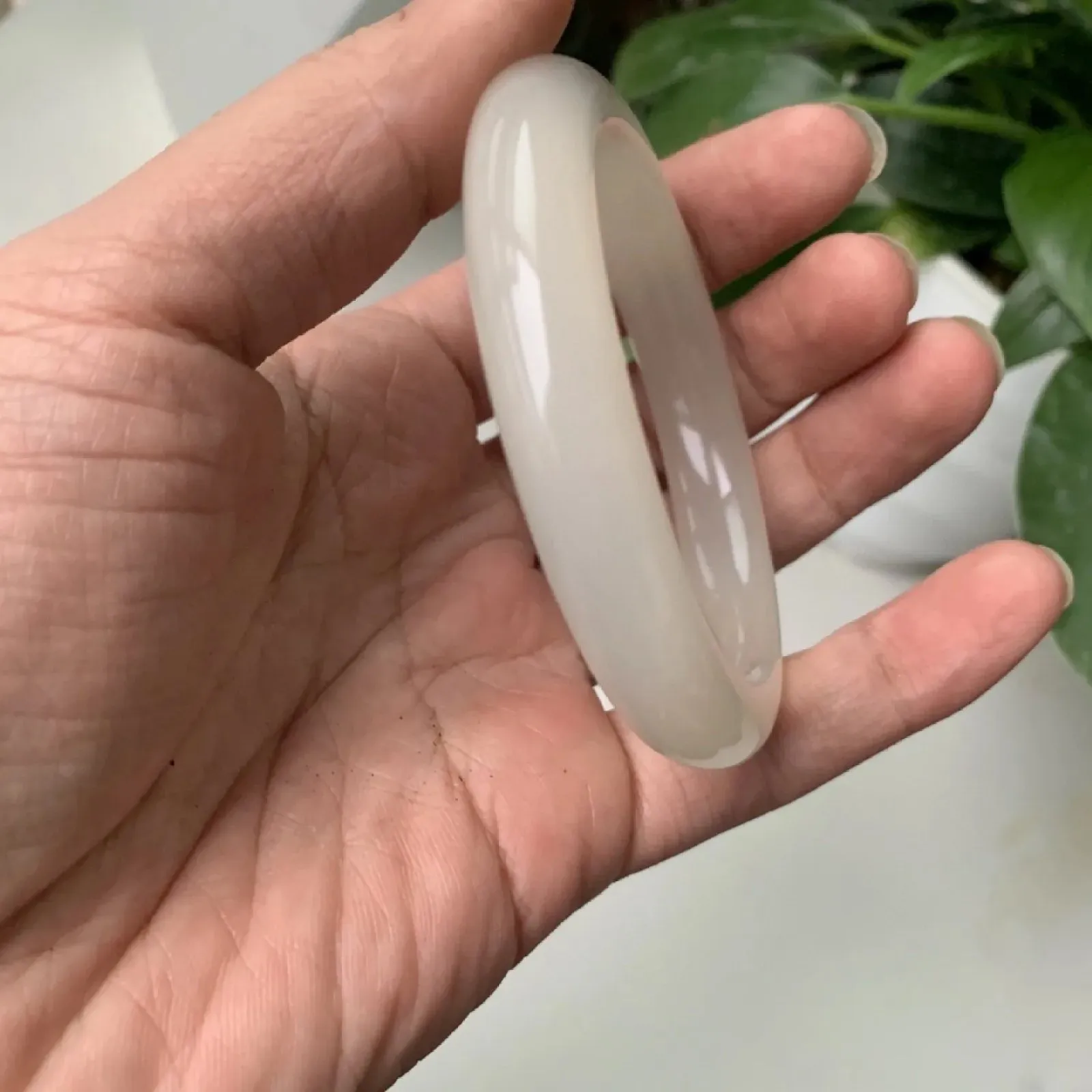 55圈口和田玉藕粉色手镯【挽间柔情】，和田玉55圈口藕粉色手镯，镯型古朴典雅。在诗情画意的雨巷相遇，你是我腕间的一抹风情，有你眸有深情.清风荡漾湖间静水，我愿俯身低眉，在烟波涟漪处寻，规格55/11.8/56克。