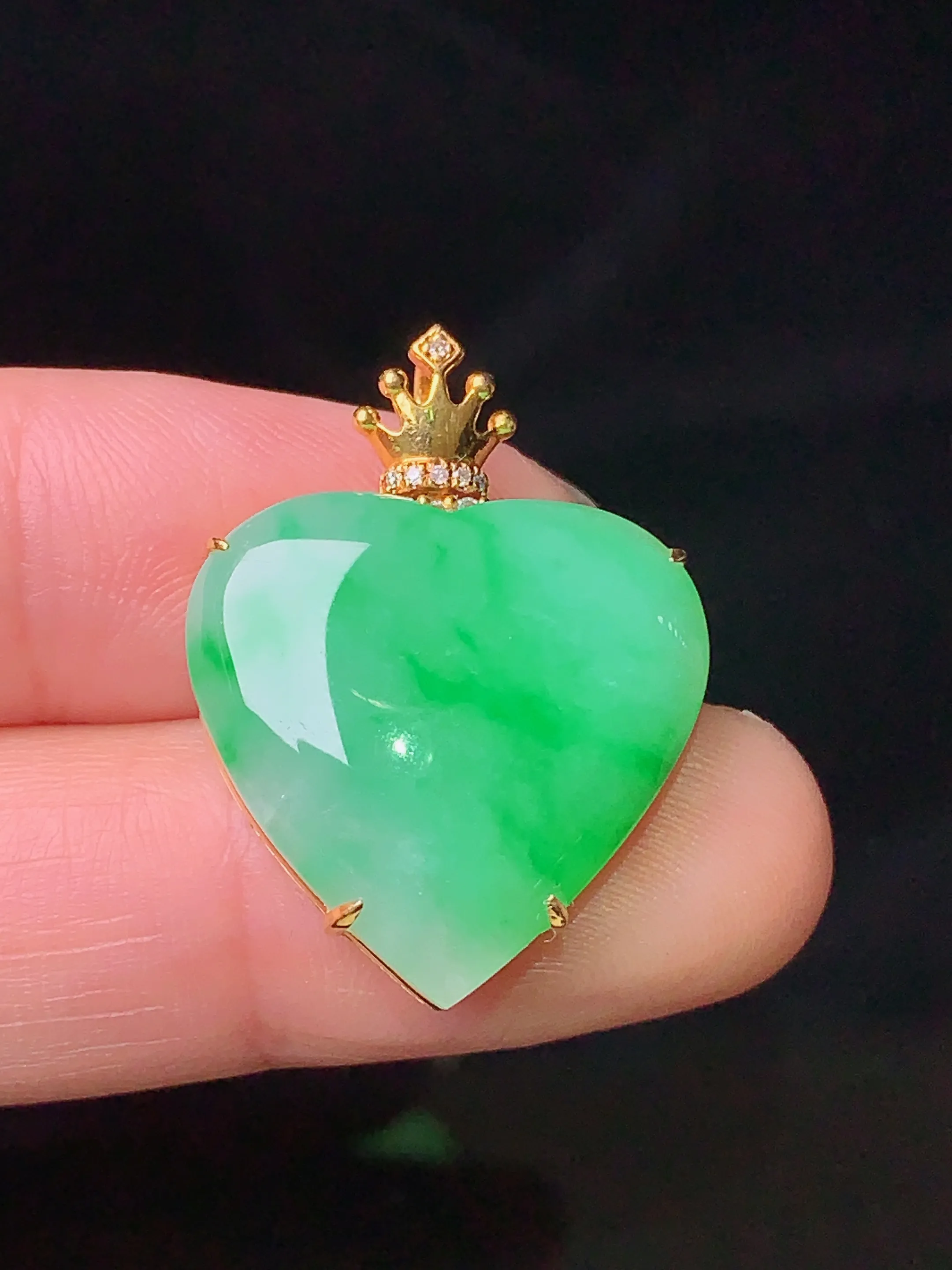 18k金钻镶嵌翠绿心形吊坠 玉质细腻 色泽清新艳丽 整体尺寸27*20*6.5