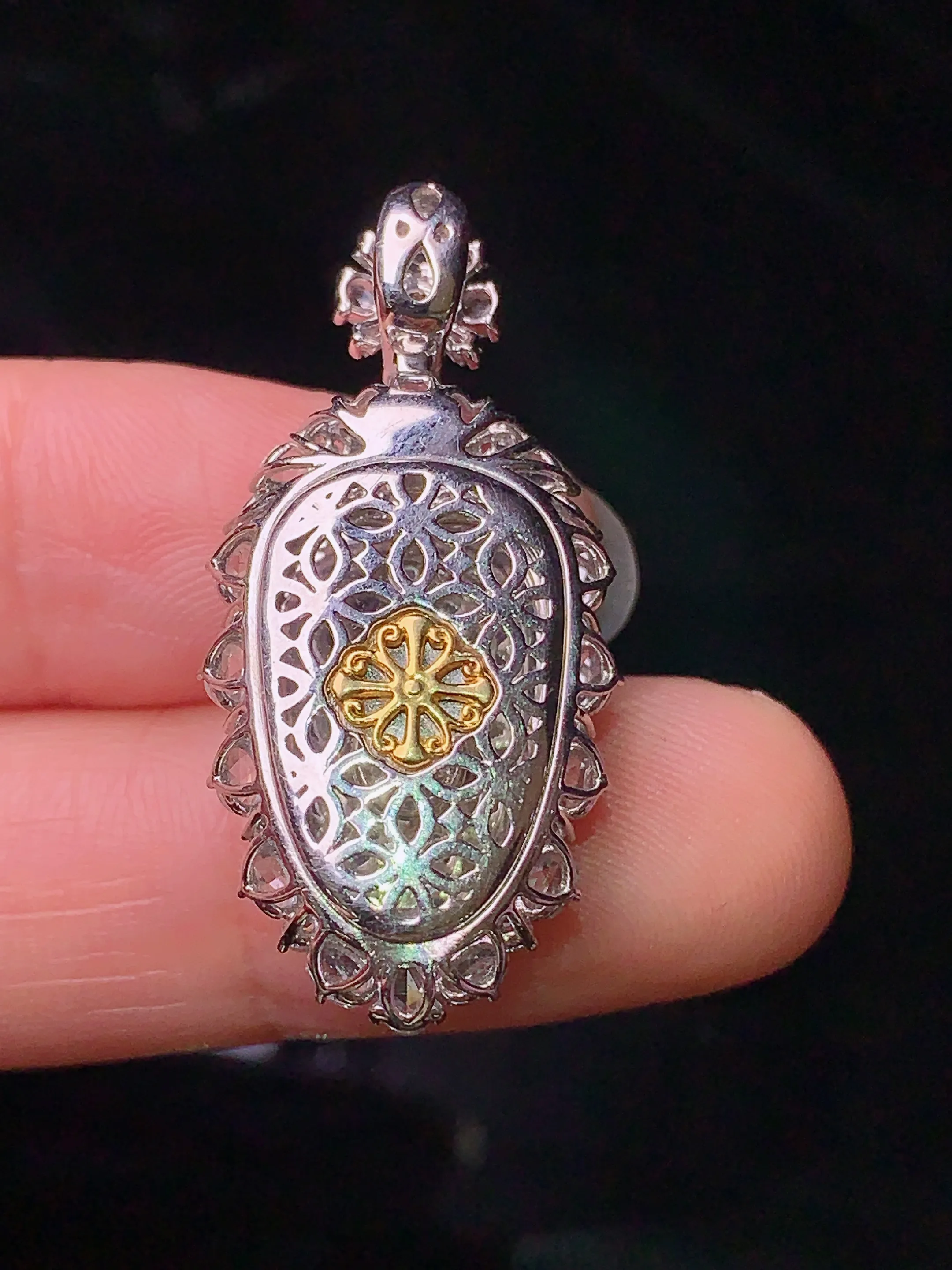 18k金钻镶嵌满绿树叶吊坠 玉质细腻 色泽清新艳丽 整体尺寸33.2*16.2*8.5