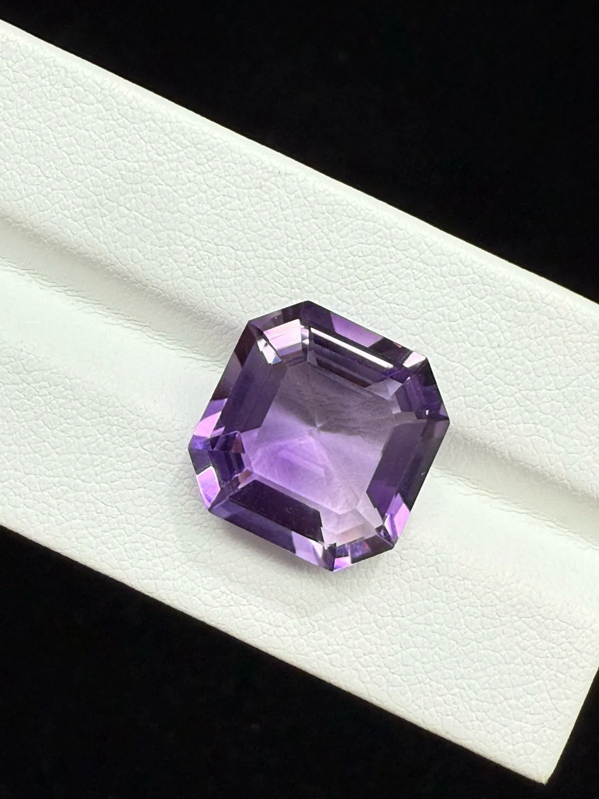12.24ct天然紫水晶裸石，尺寸14.8*14.8*8.6mm，颜色美艳 ，晶体通透，火彩足