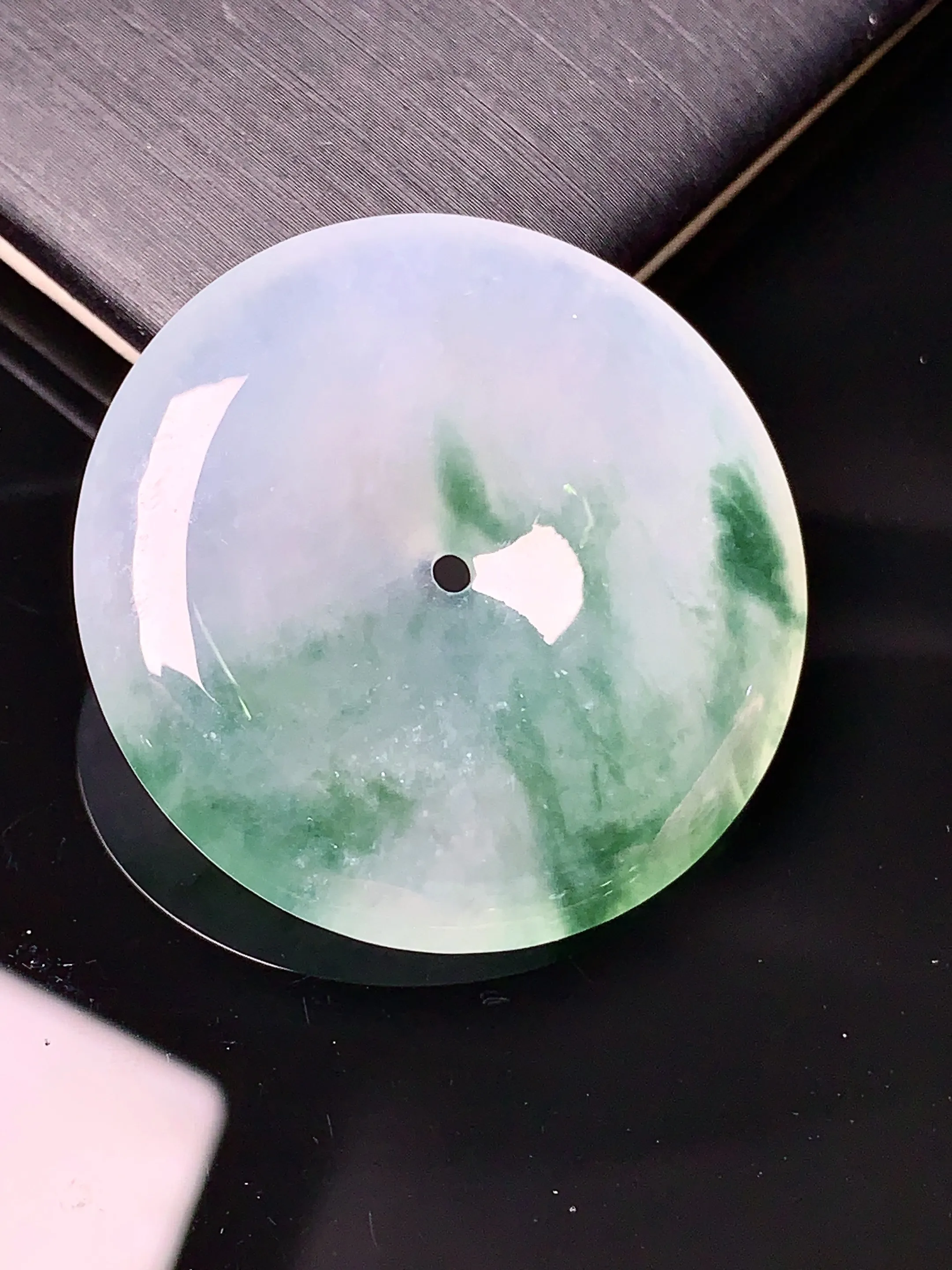 冰种飘绿平安扣吊坠 玉质细腻 色泽清新艳丽 整体尺寸33.2*5.8