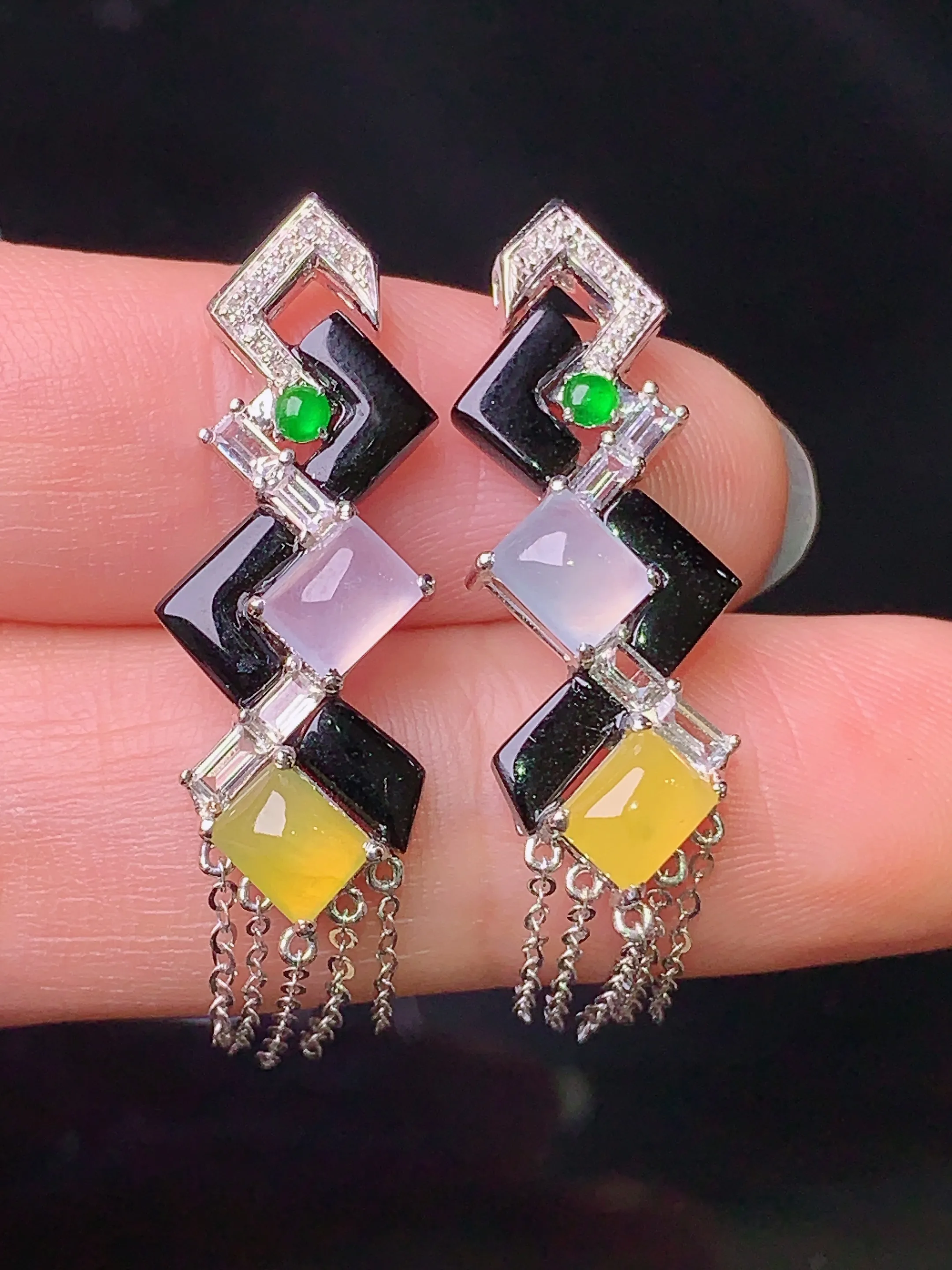 18k金钻镶嵌冰黄方牌耳坠 玉质细腻 色泽清新艳丽 整体尺寸41.6*10.2*4.8