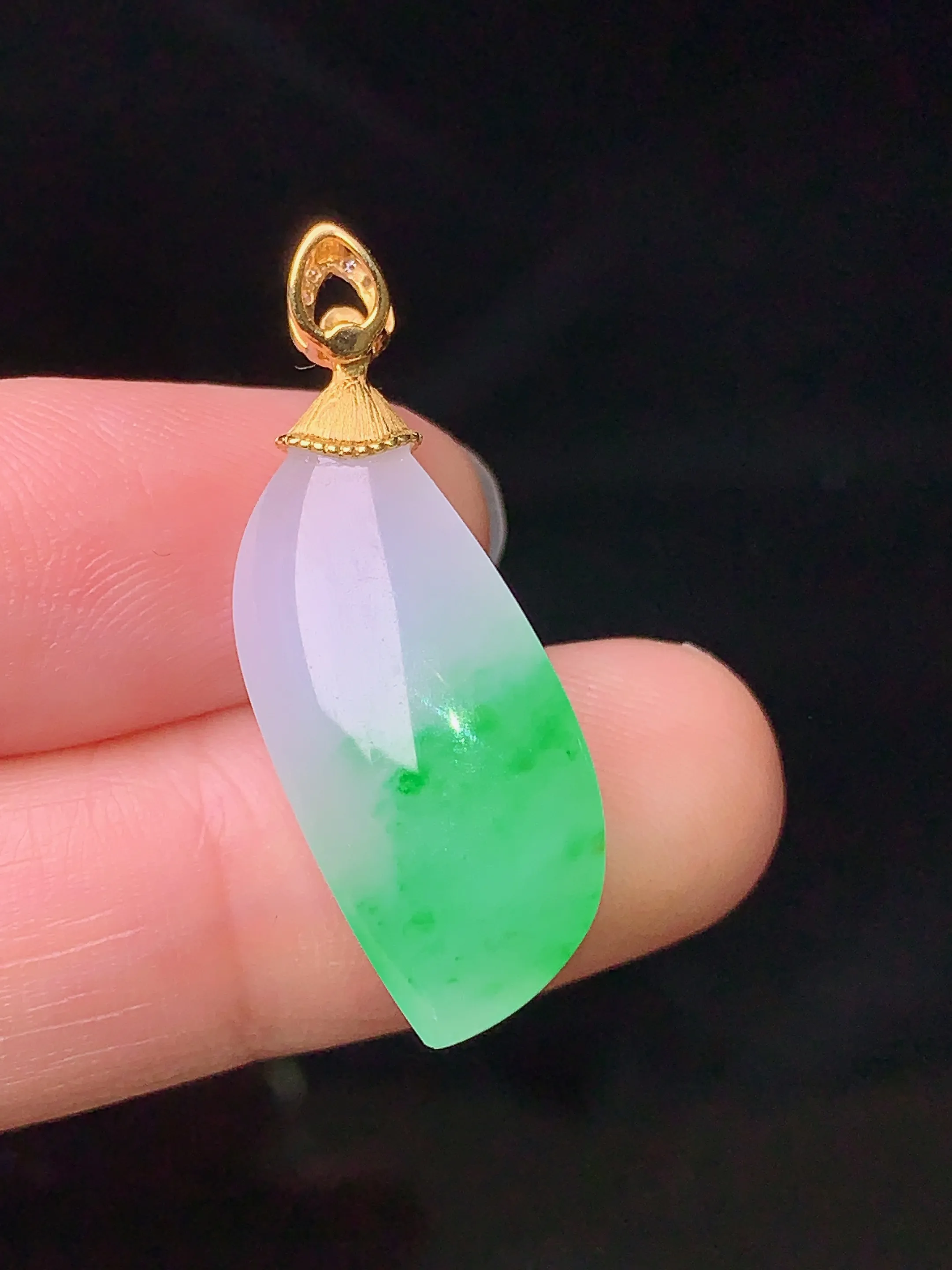 18k金钻镶嵌飘绿随形吊坠 玉质细腻 色泽清新艳丽 整体尺寸31.3*11*7.2
