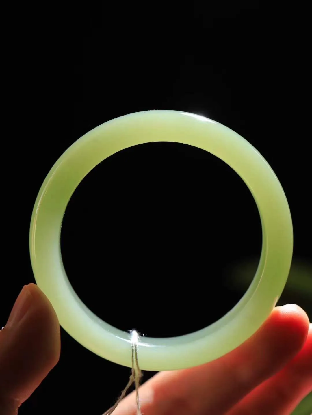 【晴水相伴.镯】

精品和田玉晴水手镯，以其淡雅的晴水色调，成为腕间的一抹亮色。玉质细腻，触感温润，佩戴它，感受玉石的温度与自然的灵性，让每一天都充满诗意与美好。重48.3克  尺寸53.5-12.7-8mm  111141133T