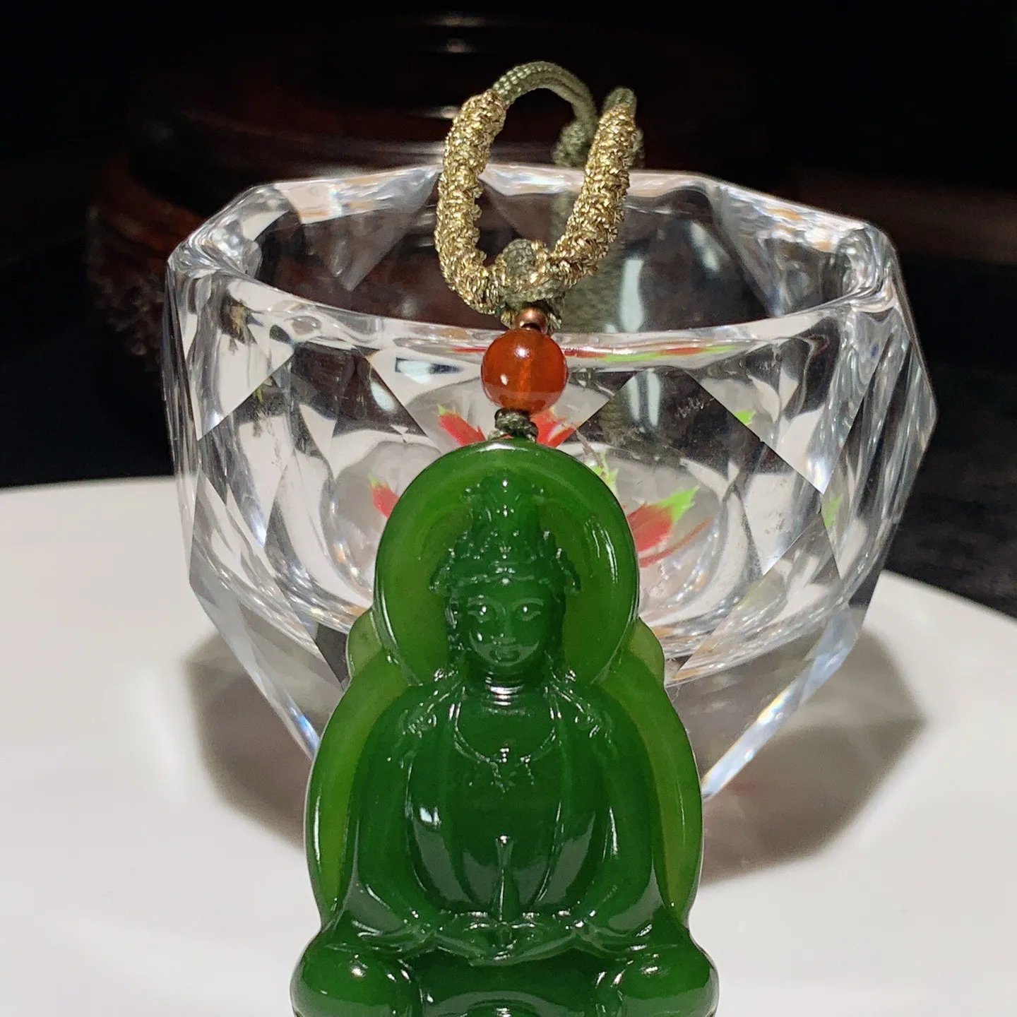 和田玉鲜阳绿俄罗斯碧玉坐莲观音挂件。尺寸47/29/8重17.1克。玉质细腻油润。手推出油。佩戴高端典雅。lt251111