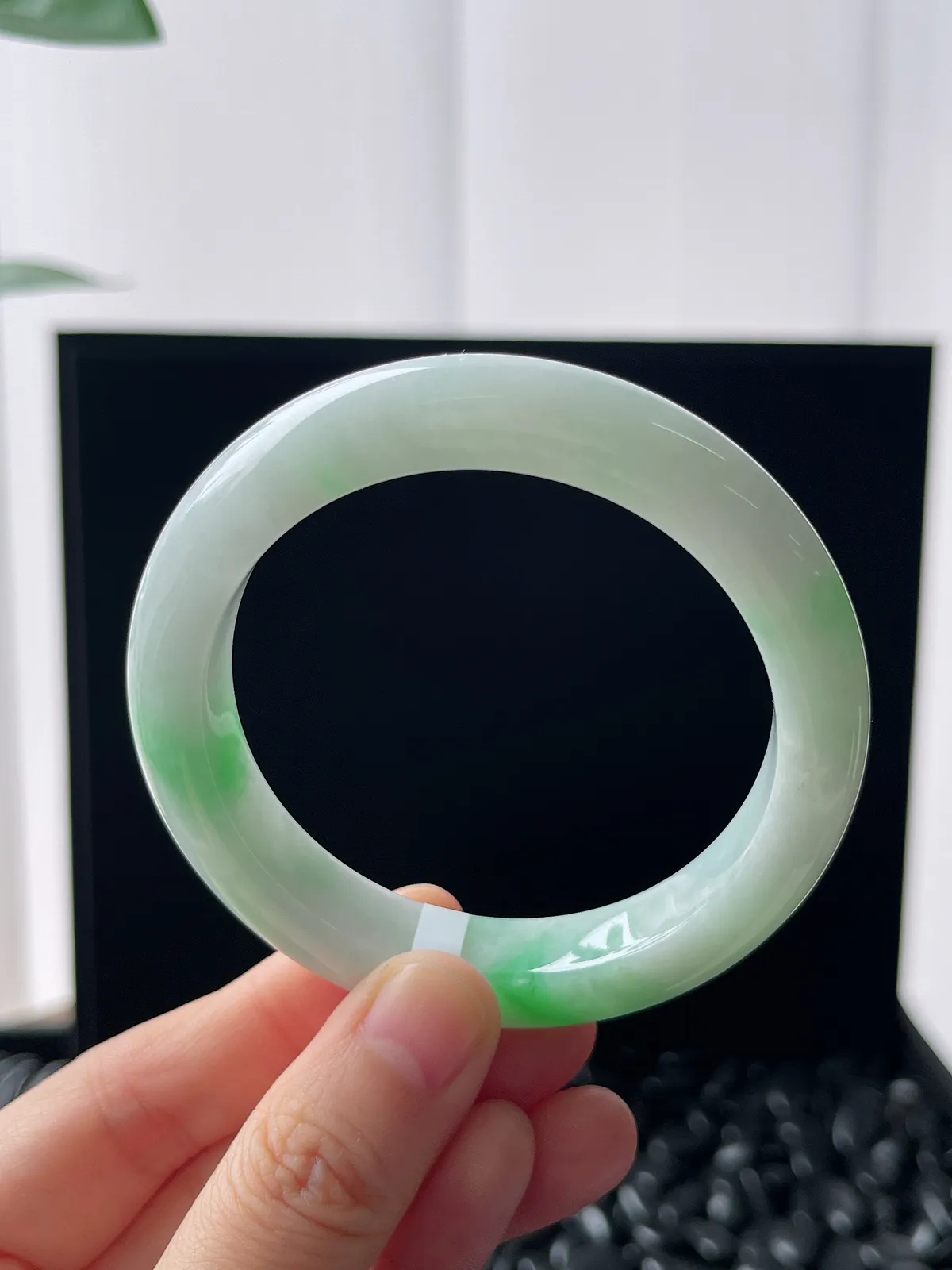 正圈53.7圈口，翡翠糯化种飘绿手镯