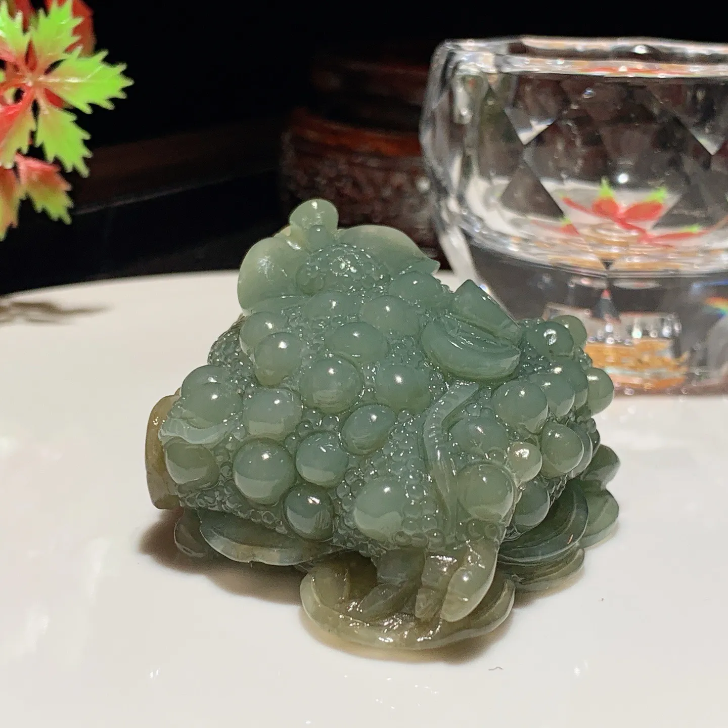 新疆且末糖富贵缠身金蟾把件。尺寸68/55/28重108克。玉质细腻油润。手推出油。佩戴高端典雅。l