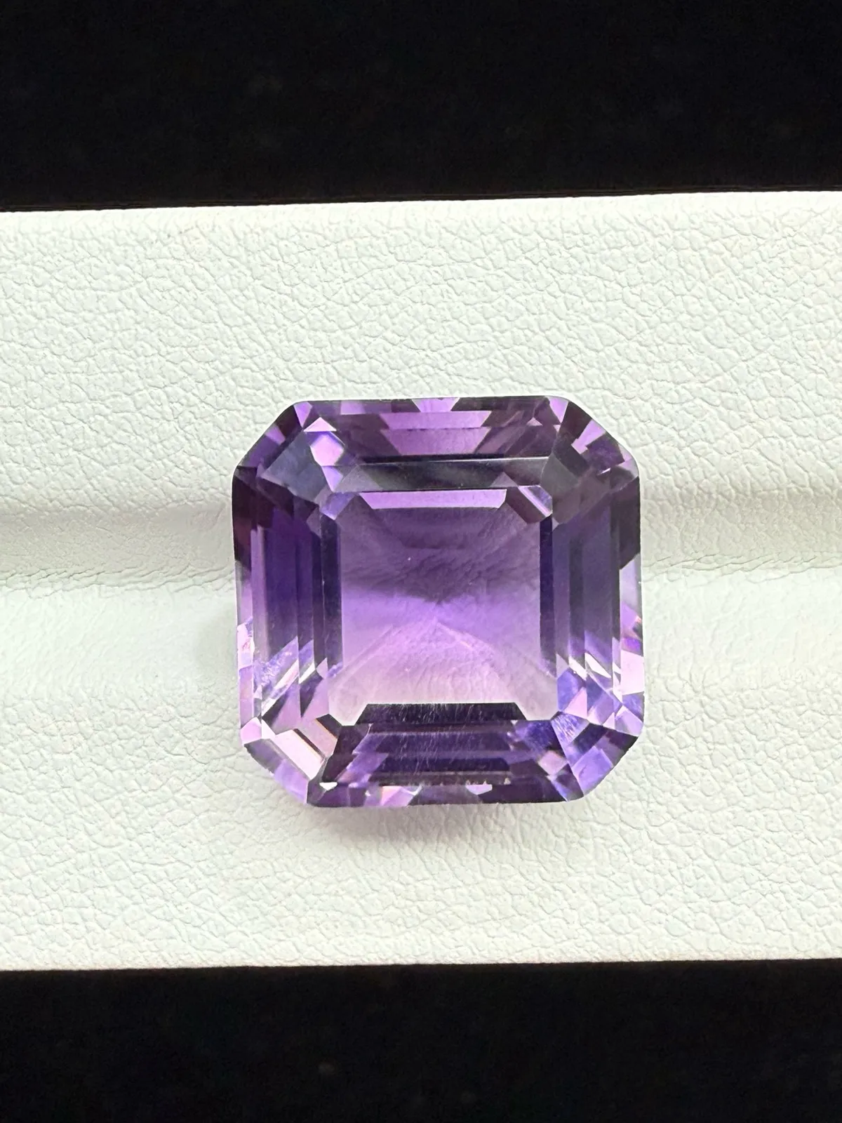 15.455ct天然紫水晶裸石，尺寸15*14.9*9.7mm，颜色美艳 ，晶体通透，火彩足