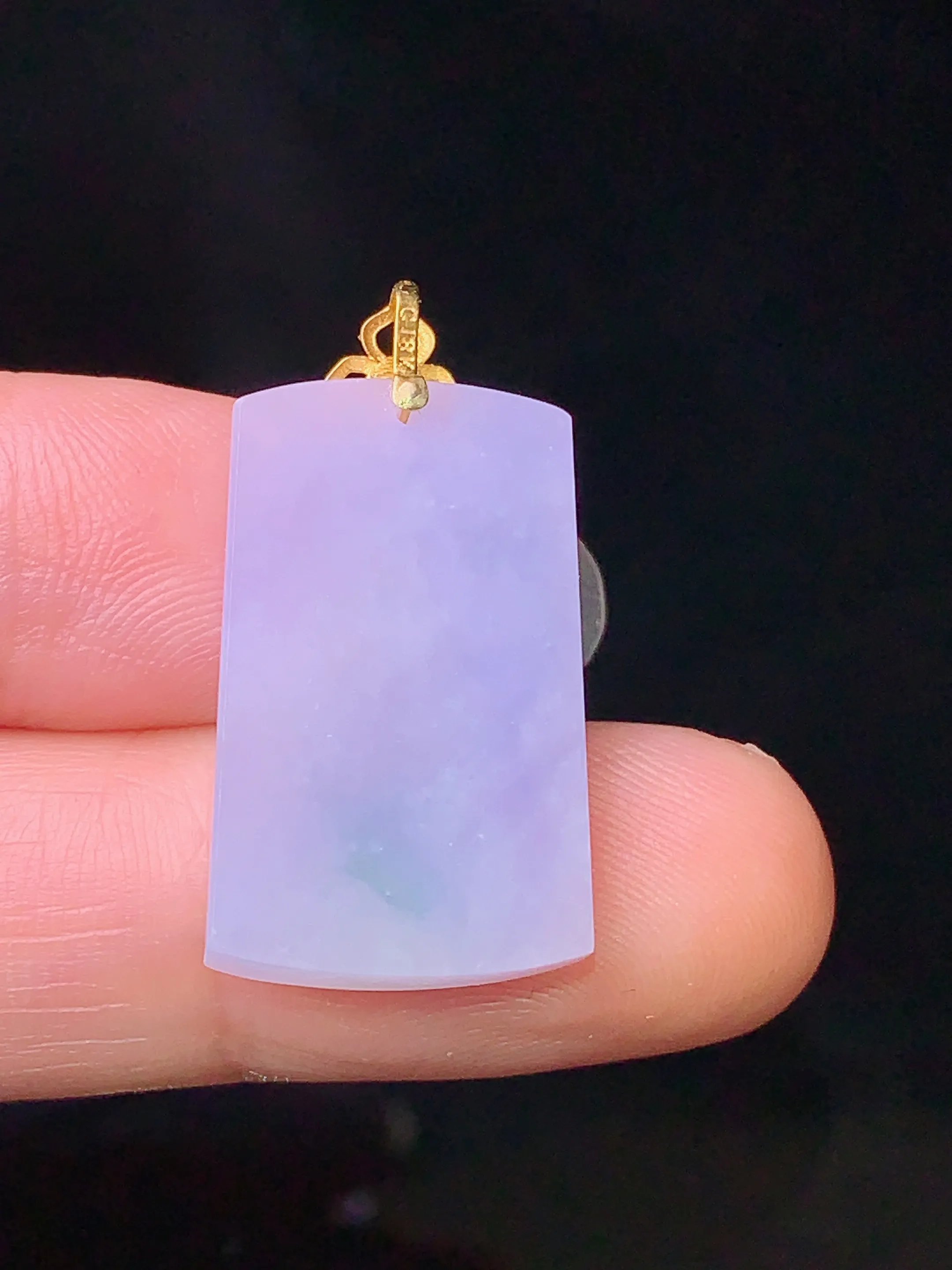 18k金镶嵌紫罗兰无事牌吊坠 玉质细腻 色泽清新艳丽 整体尺寸27.6*14*3.8