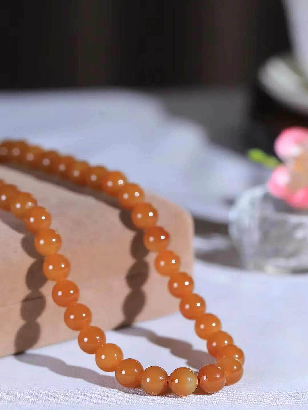 【珠圆玉润.项链】

精品和田玉糖玉手串珠圆玉润项链 玉质细腻油润 饱满光滑 质朴无华，悠远简单，人心境界远，百世修炼深，心灵常驻善意持，觉悟人生百世修。重85.5克 尺寸取一8mm  FDL-221101122