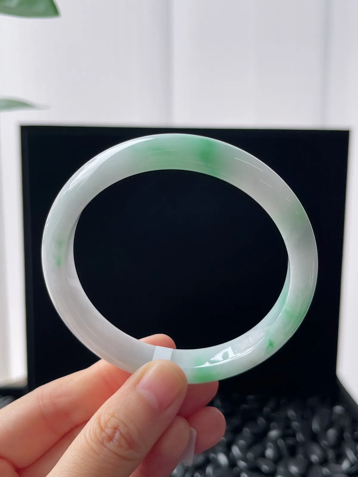 正圈58.8圈口，翡翠糯化种飘绿手镯，白底青