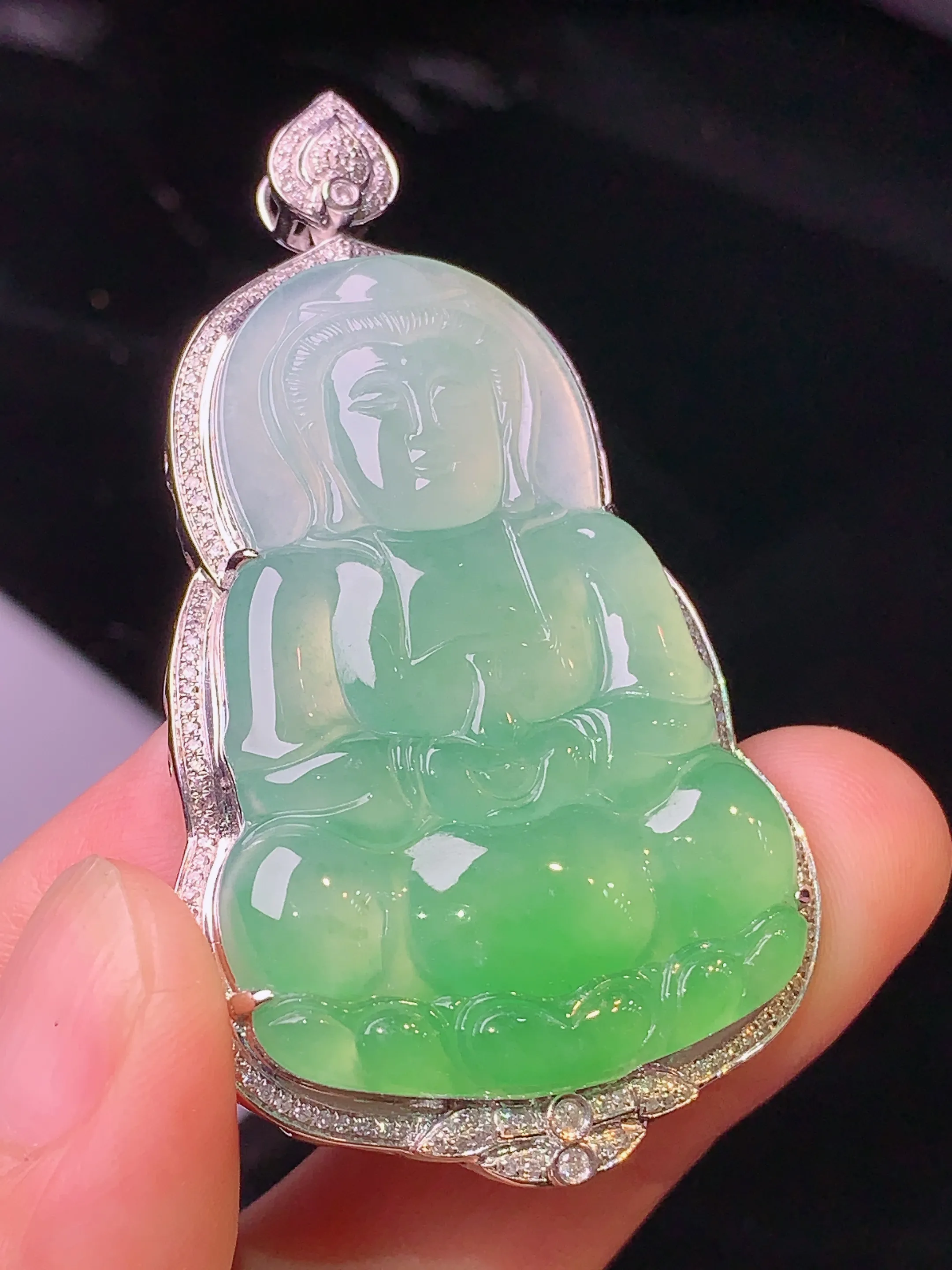 18k金钻镶嵌翠绿观音吊坠 玉质细腻 色泽清新艳丽 整体尺寸57.7*32.5*8.8