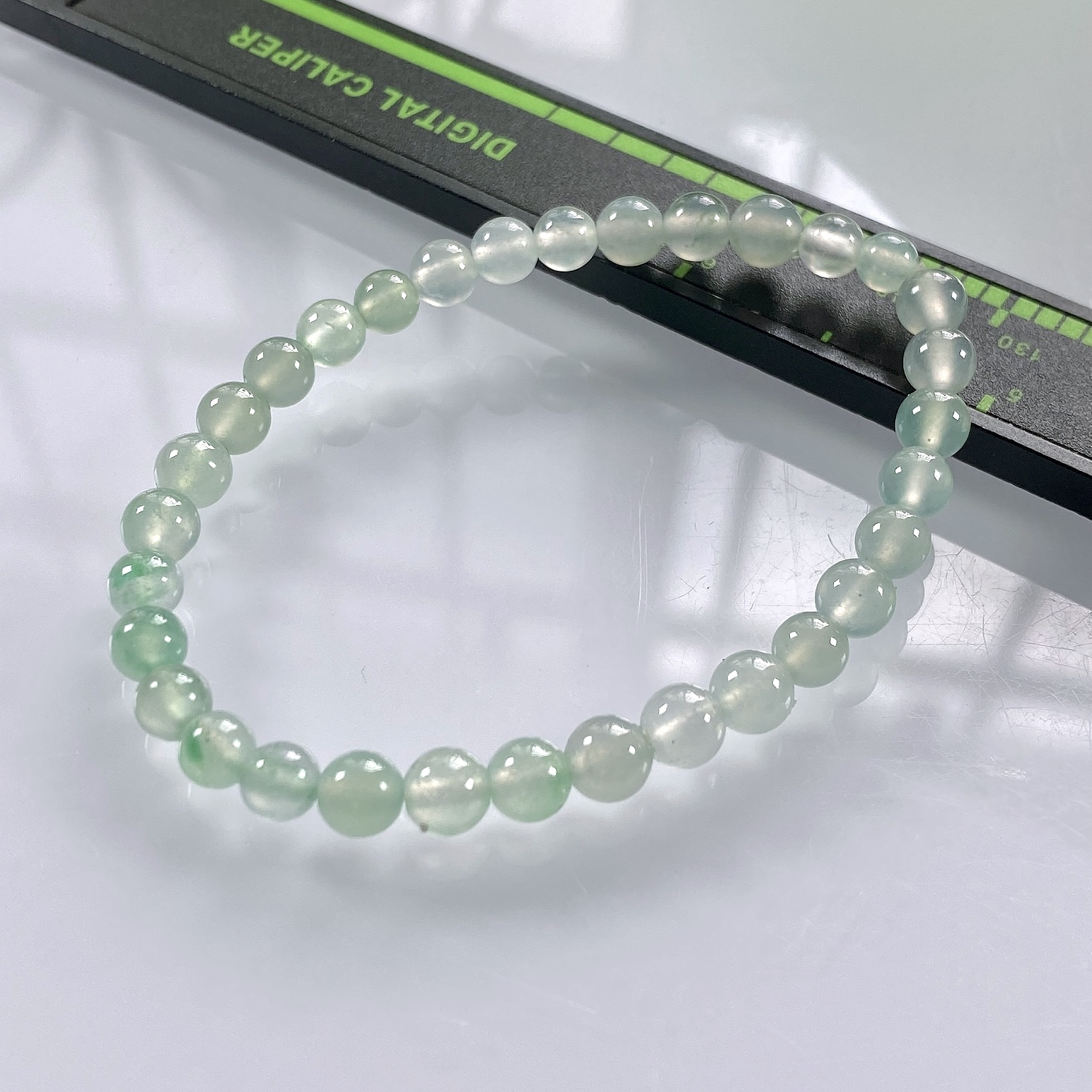 缅甸天然翡翠A货，卡5.2高冰种起光起胶圆珠手串手链，尺寸：5.2mm/32颗，重量：7.63g