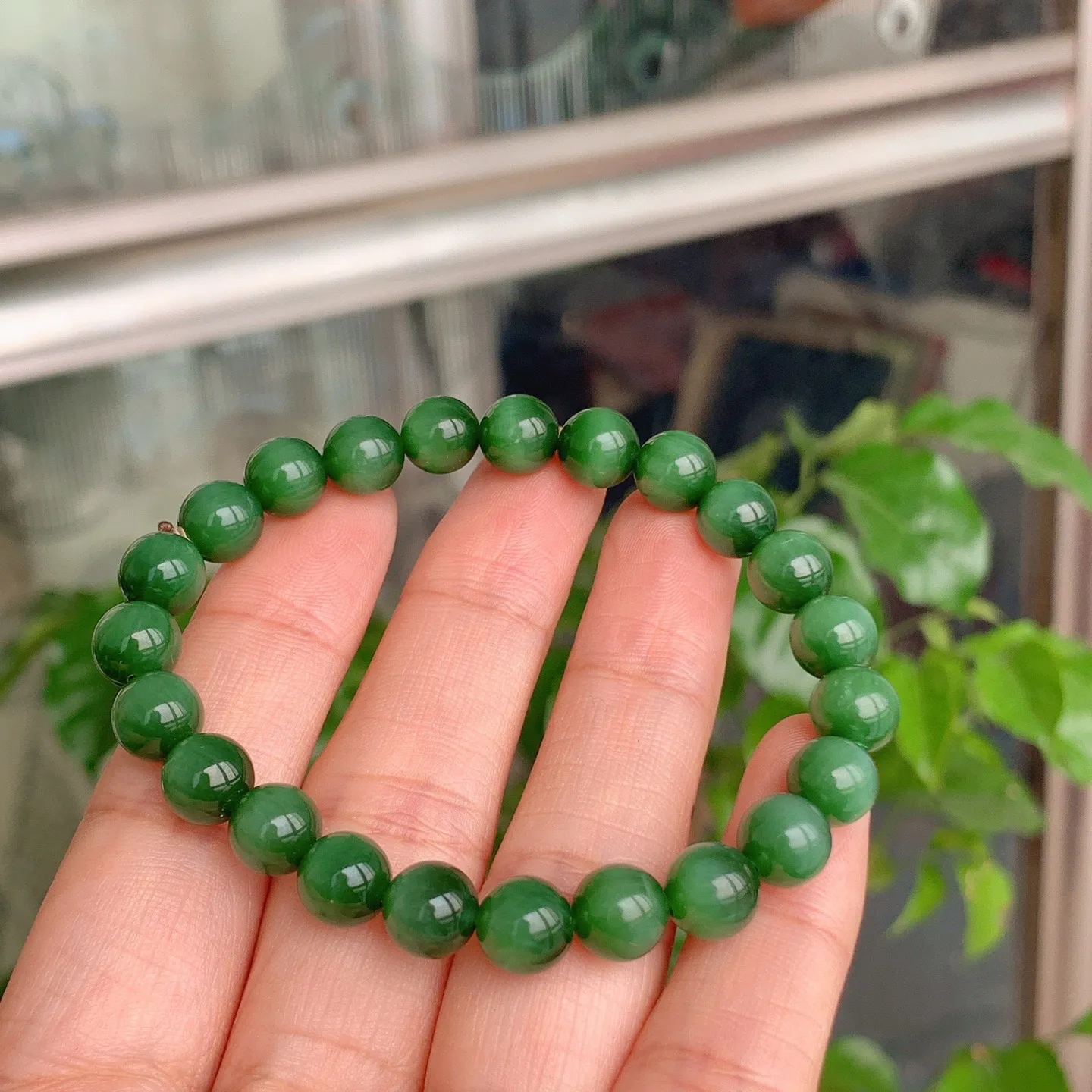 和田玉菠菜绿俄罗斯碧玉猫眼圆珠手串。单颗尺寸8！玉质细腻油润。手推出油。佩戴高端典雅。lt251112