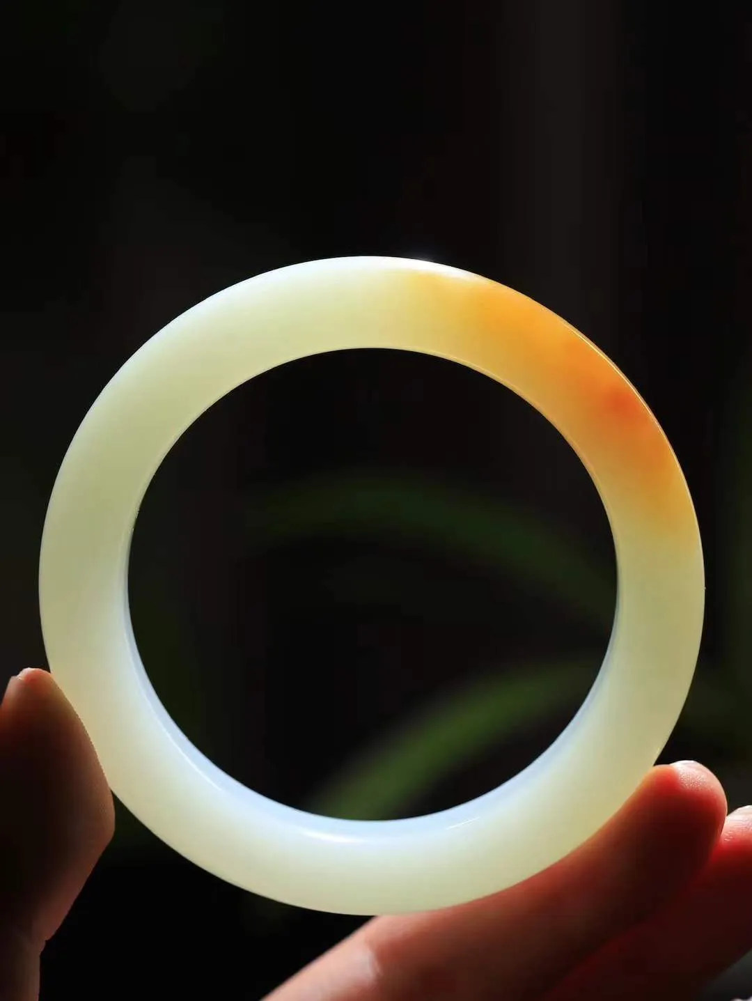 （柔情似水.手镯）

精品和田玉糖白玉手镯，玉质温润细腻，镯型饱满圆润，优雅知性，姽婳于幽静兮，又婆娑乎人间，经典款型，古朴典雅。极具灵性，腕间风情，风姿卓越。 
重68.2克   尺寸57-12.9-10.2mm    FDL-361101126