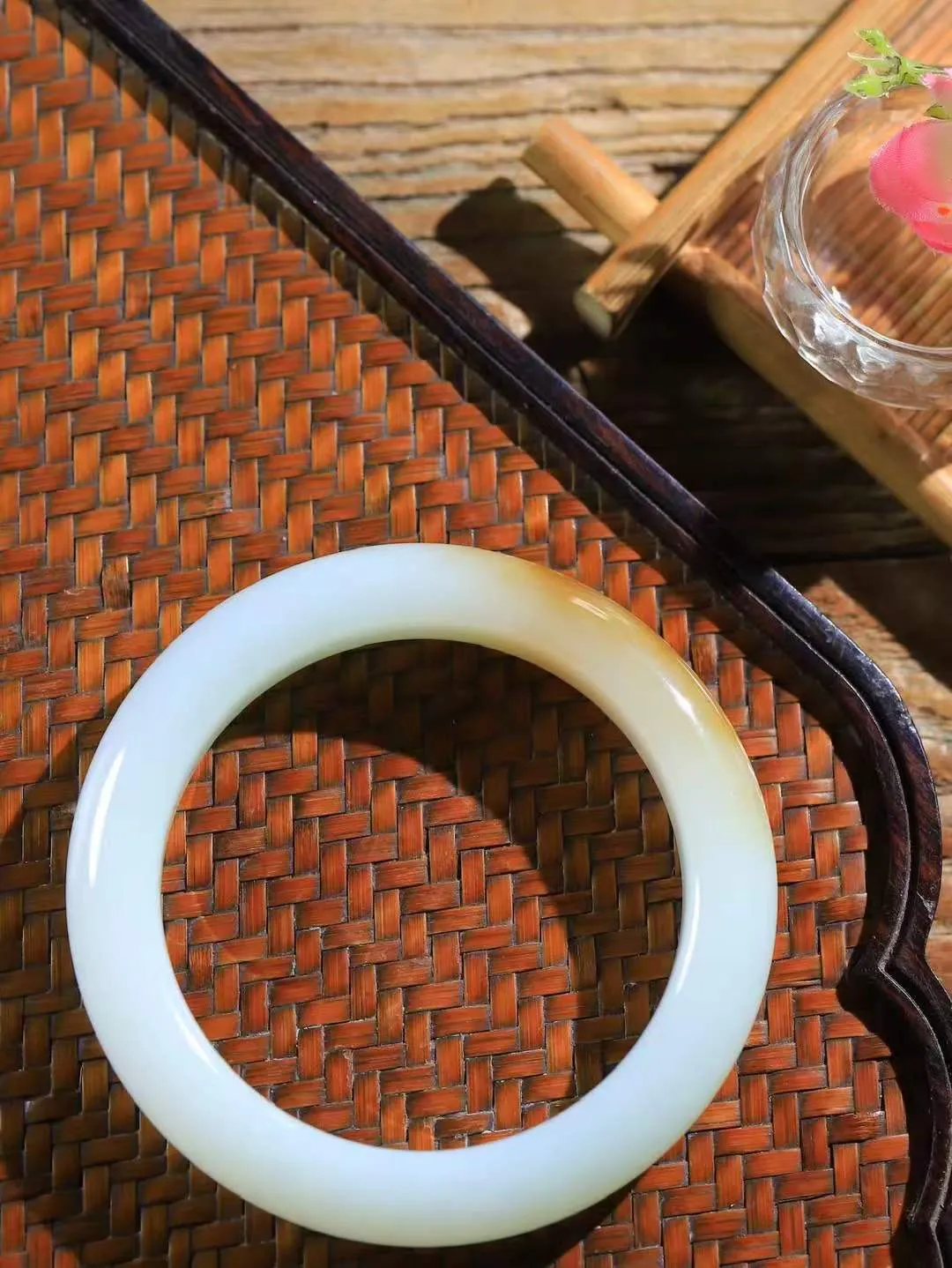 （柔情似水.手镯）

精品和田玉糖白玉手镯，玉质温润细腻，镯型饱满圆润，优雅知性，姽婳于幽静兮，又婆娑乎人间，经典款型，古朴典雅。极具灵性，腕间风情，风姿卓越。 
重68.2克   尺寸57-12.9-10.2mm    FDL-361101126