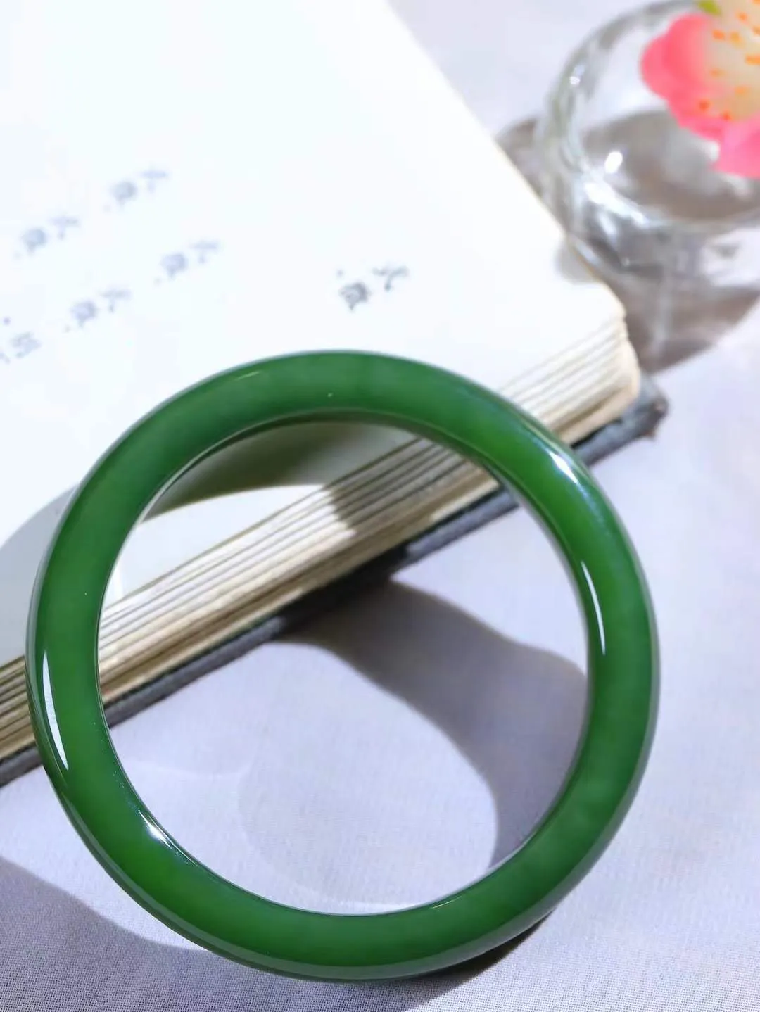 【碧色荡漾·手镯】

精品️和田玉碧玉手镯，玉质细腻温润，手感舒适，️线条流畅，简约大气，美自天成，佩戴于腕间，婉约之美，举手投足间透出那份低调奢华，醉人心扉。重41克 内径圈口57mm尺寸9.7-8.3mm FDL-771101132